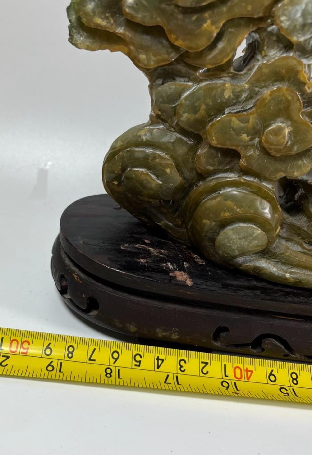 A LARGE CHINESE CARVED JADE TYPE GREEN HARDSTONE SCULPTURE DEPICTING TWO DRAGONS FIGHTING OVER THE - Bild 5 aus 5