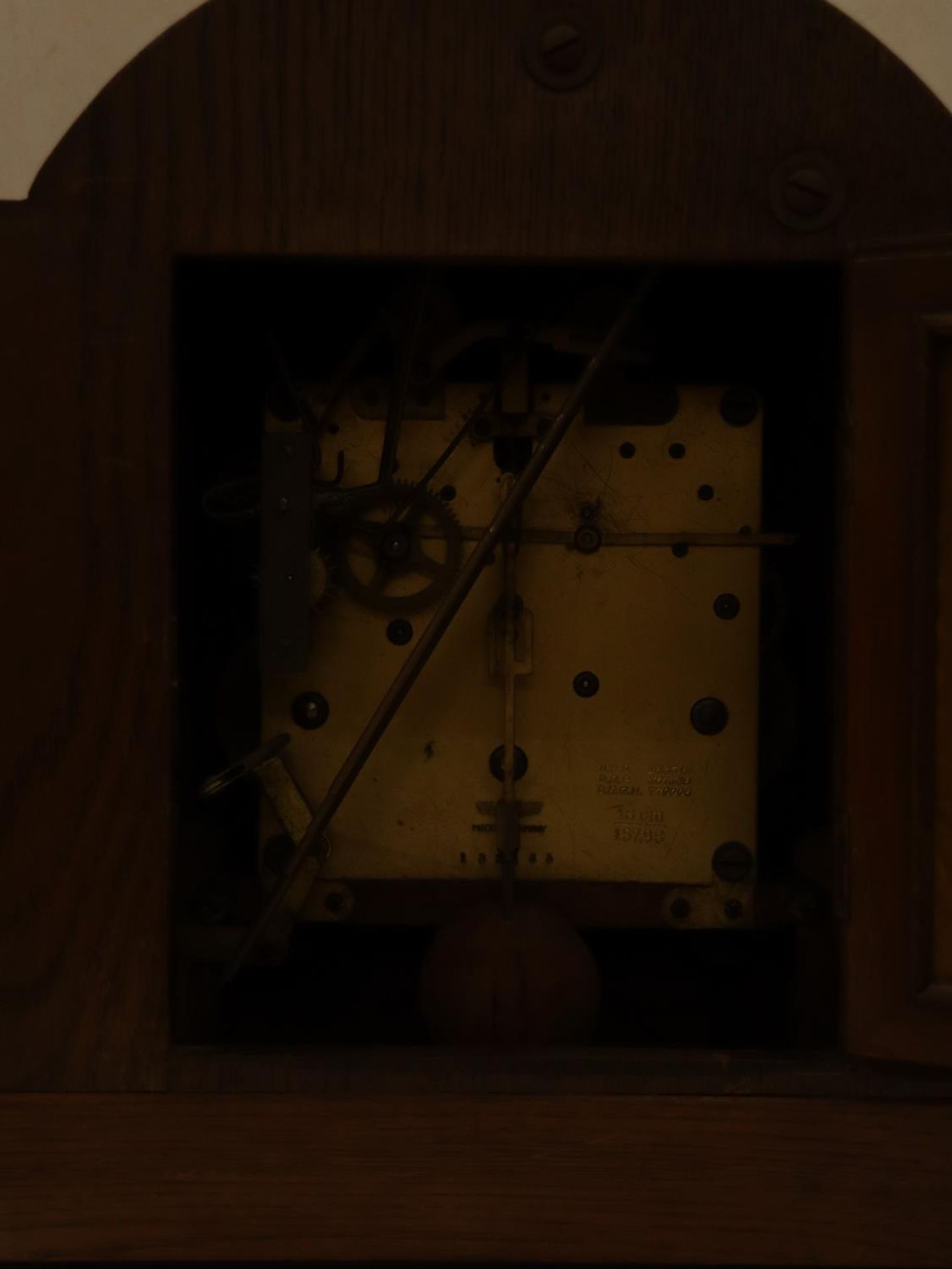 A VINTAGE OAK MANTE CLOCK WITH BARLEYTWIST COLUMNS, KEY AND PENDULUM, HEIGHT 32CM, WIDTH 30CM - Image 6 of 6