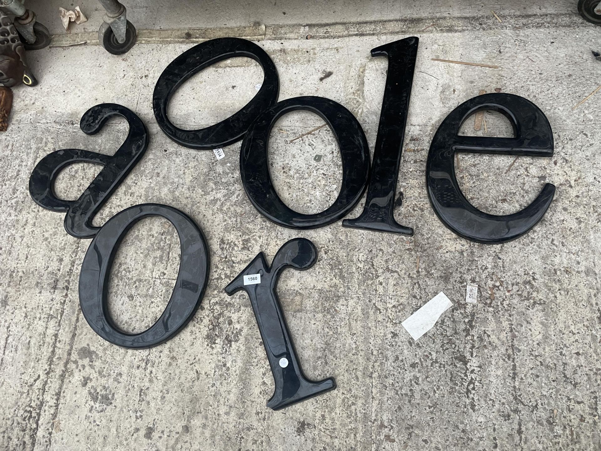 AN ASSORTMENT OF PLASTIC SIGN MAKING LETTERS