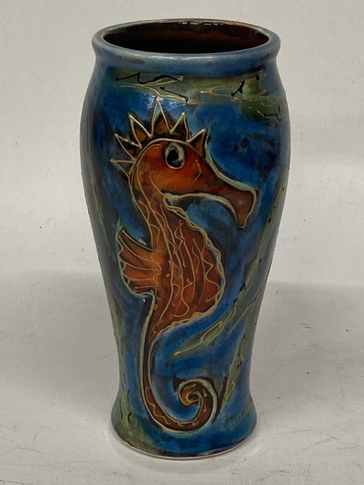 AN ANITA HARRIS SEAHORSE VASE SIGNED IN GOLD