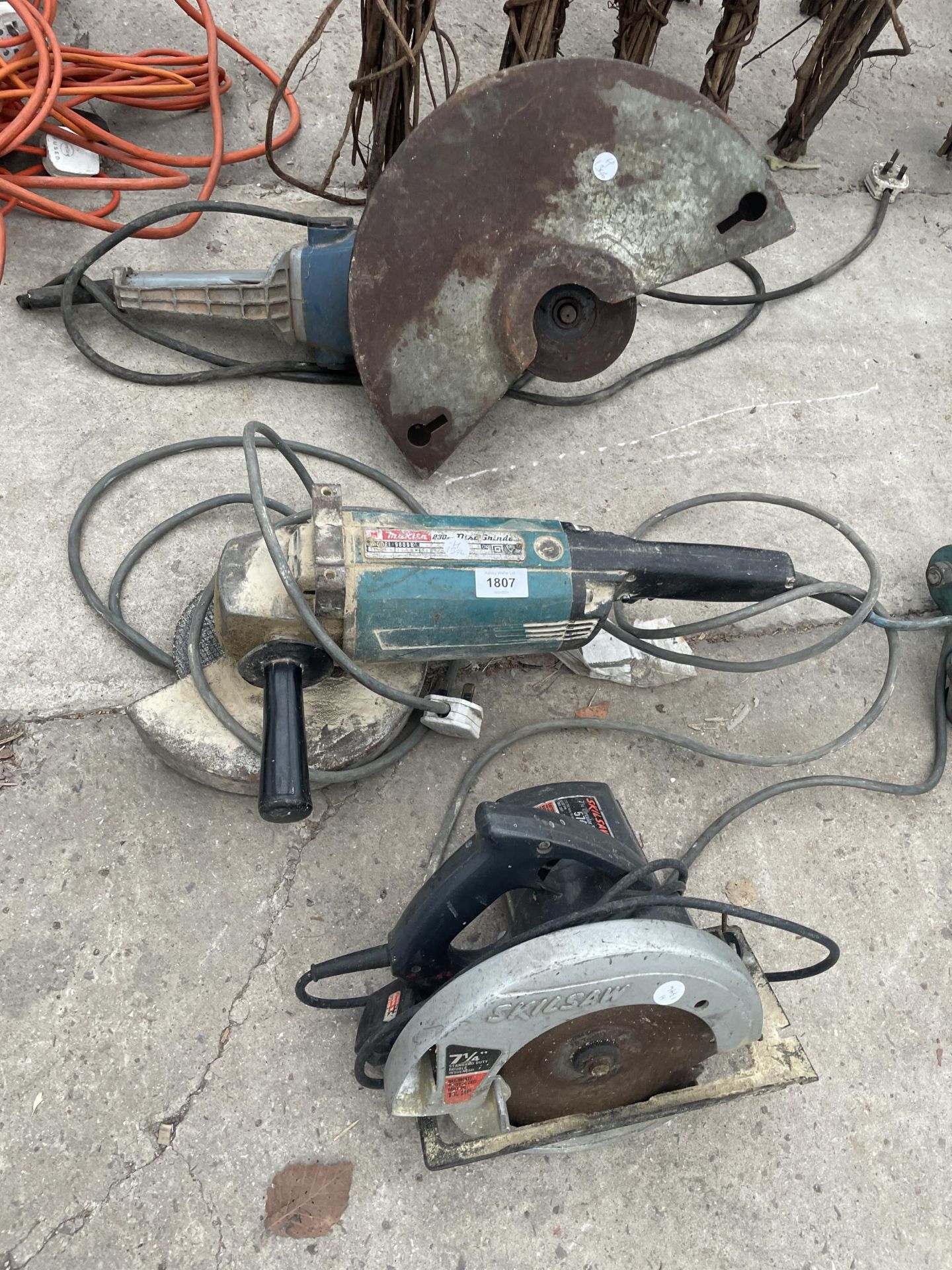 THREE POWER TOOLS TO INCLUDE TWO GRINDERS ONE BEING A MAKITA AND A RIP SAW