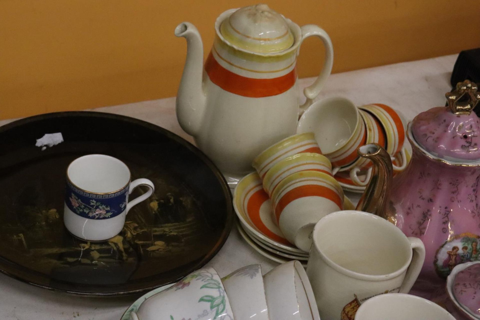A LARGE QUANTITY OF TEAWARE TO INCLUDE A PINK JAPANESE COFFEE SET, COFFEE POT, CREAM JUG, SUGAR - Image 2 of 4