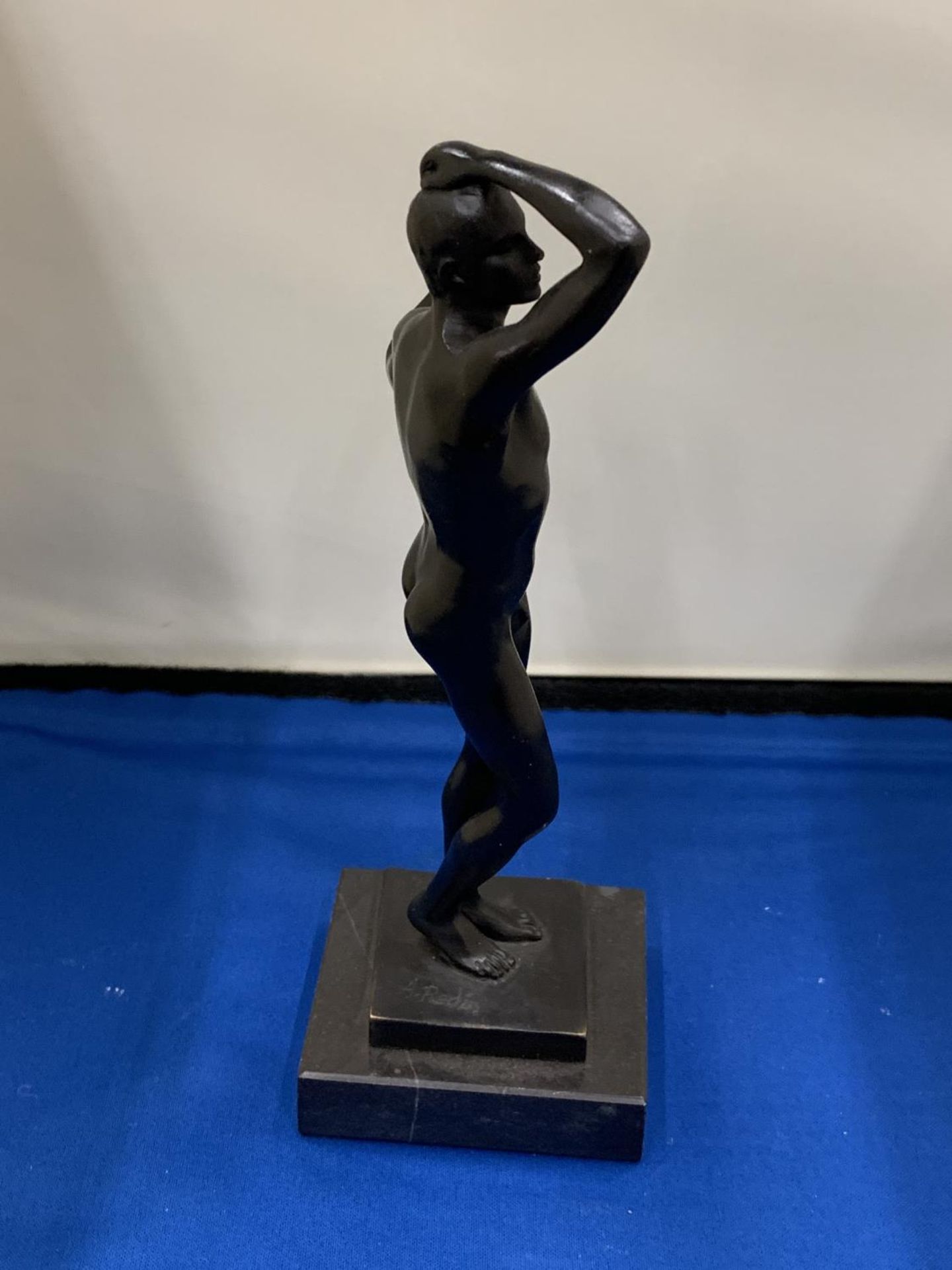 A BRONZE SCULPTURE OF A MAN ON A MARBLE BASE SIGNED - Image 3 of 5