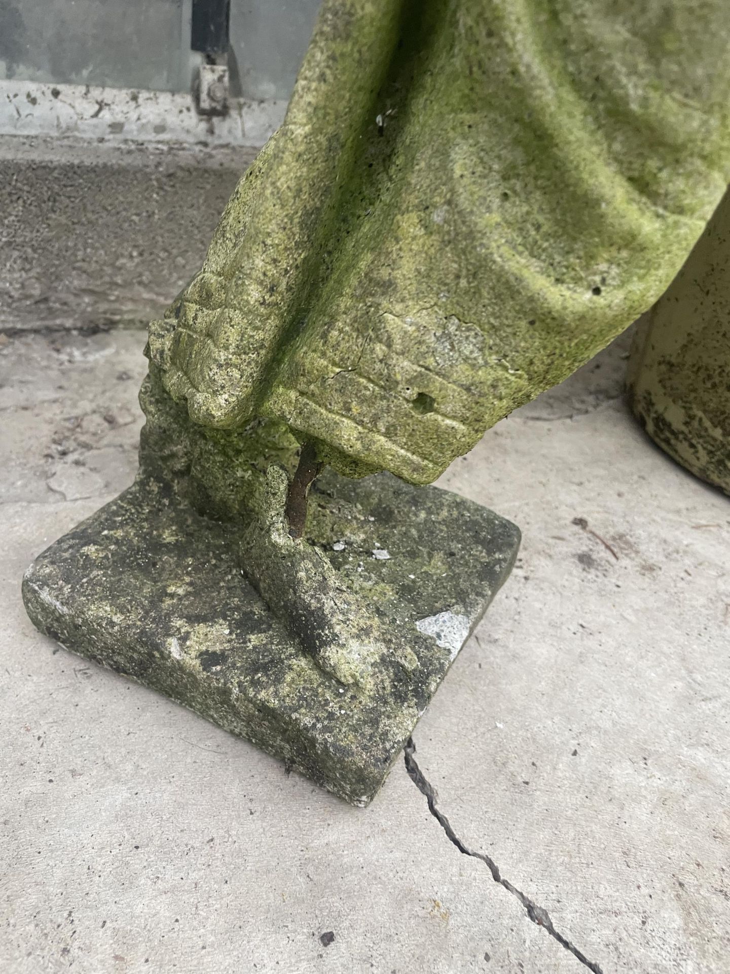 A SMALL CONCRETE GARDEN FEATURE OF A FEMALE WATER CARRIER (H:59CM) - Image 3 of 4