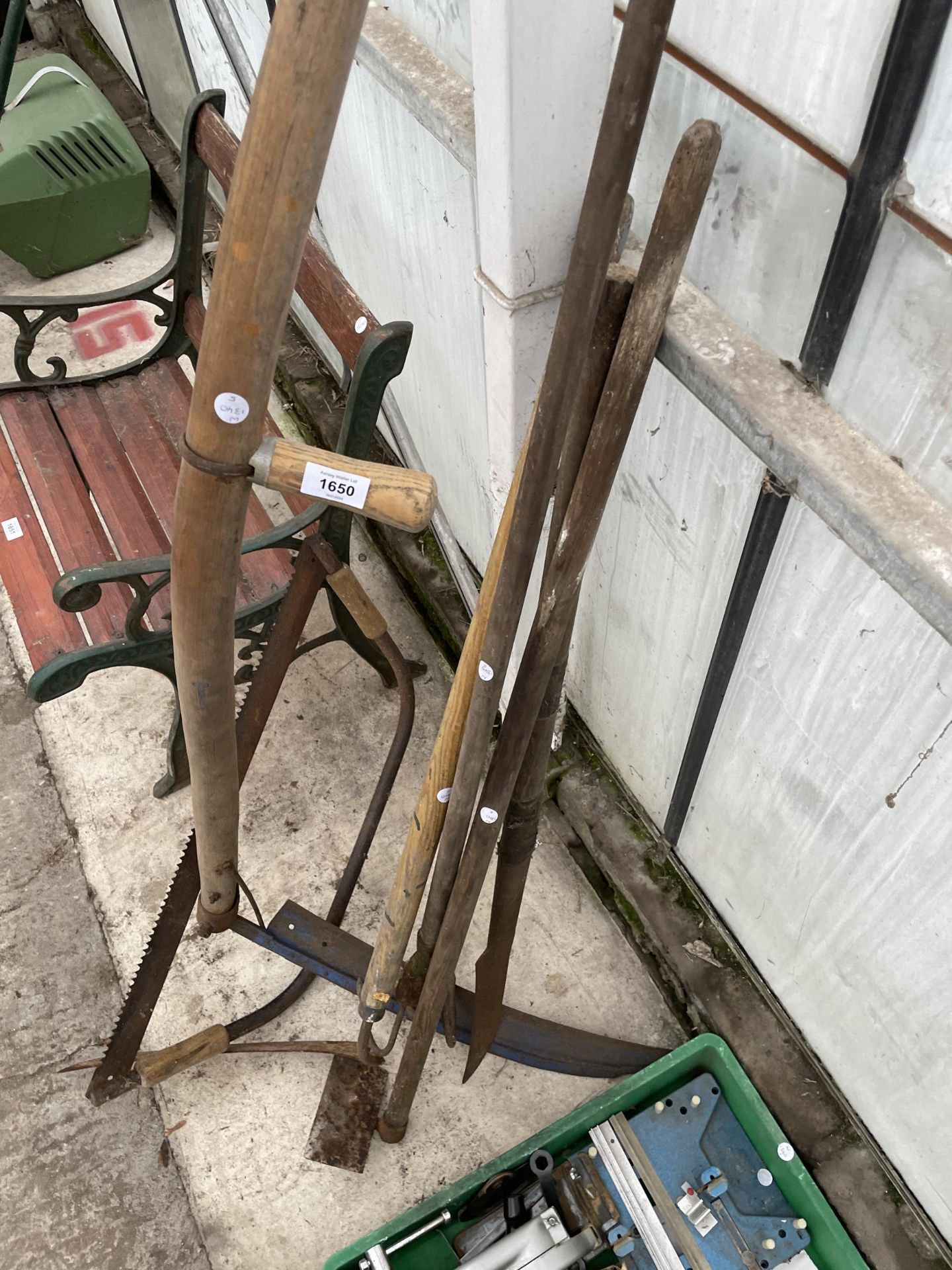AN ASSORTMENT OF VINTAGE GARDEN TOOLS TO INCLUDE SYTHES AND HOES ETC - Image 3 of 3