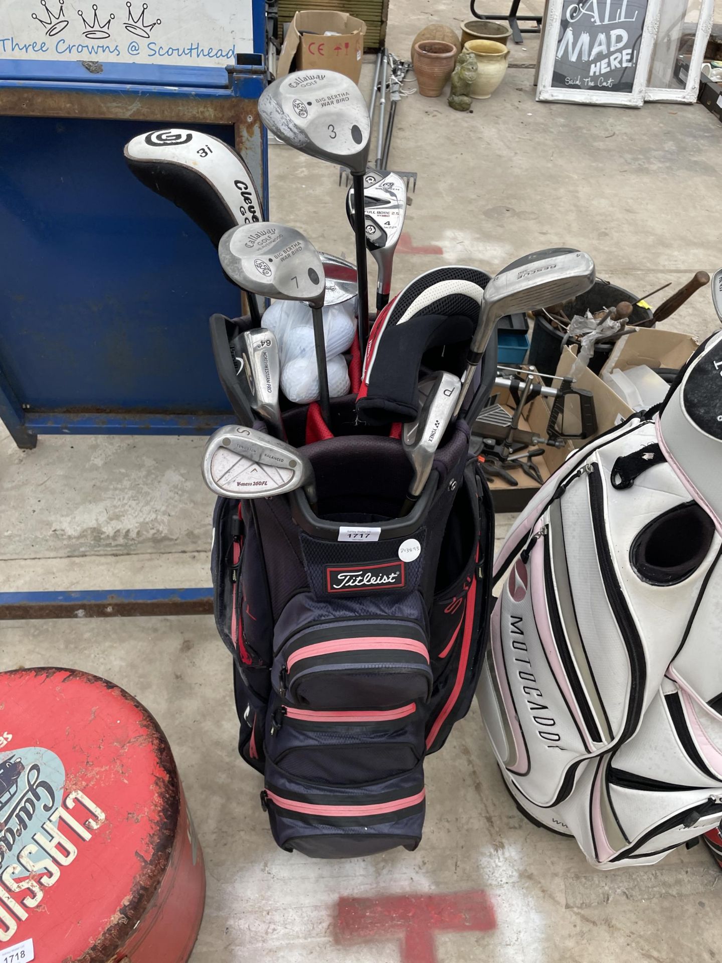 A TITLEIST GOLF BAG AND CLUBS TO INCLUDE CALLAWAY BIG BERTHA WOODS