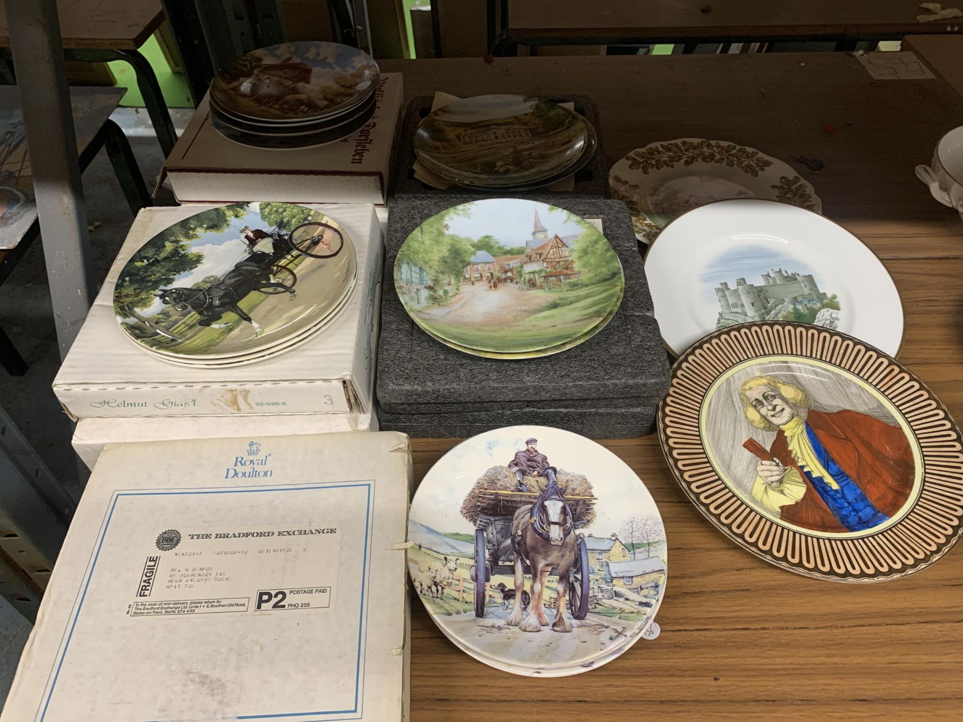 A QUANTITY OF COLLECTOR'S PLATES SOME IN BOXES WITH CERTIFICATES TO INCLUDE ROYAL DOULTON AND