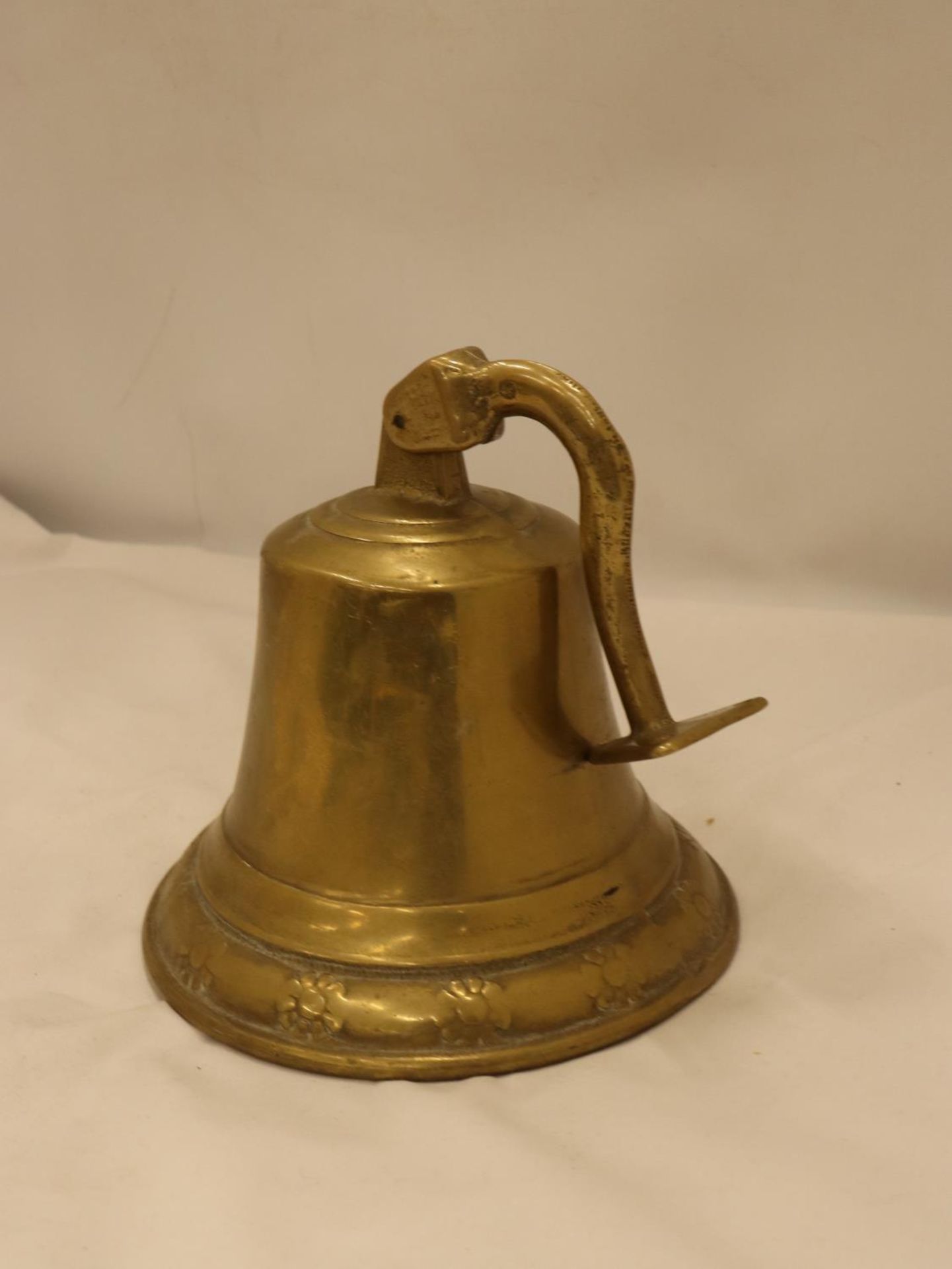 A LARGE HEAVY BRASS WALL BELL, HEIGHT 20CM - Image 4 of 4