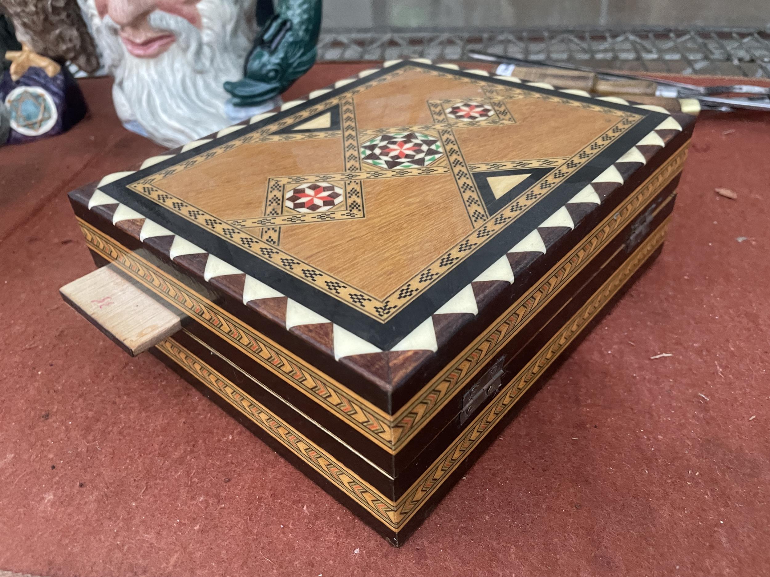 A VINTAGE WOODEN FOLDING TRAVEL CHESS BOARD AND CHESS PIECES - Image 6 of 6