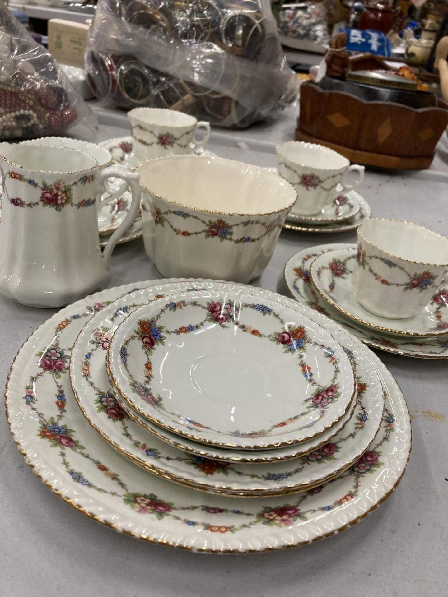 AN ANTIQUE CHINA PART TEASET TO INCLUDE A CAKE PLATE, SUGAR BOWL, CREAM JUG, CUPS, SAUCERS AND - Image 3 of 3