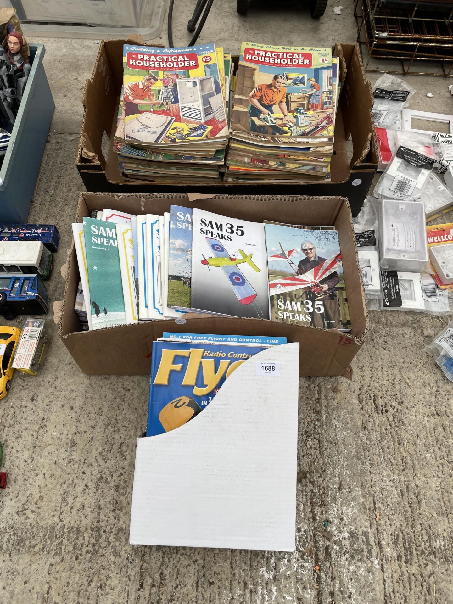 AN ASSORTMENT OF VINTAGE MAGAZINES AND BOOKLETS ETC
