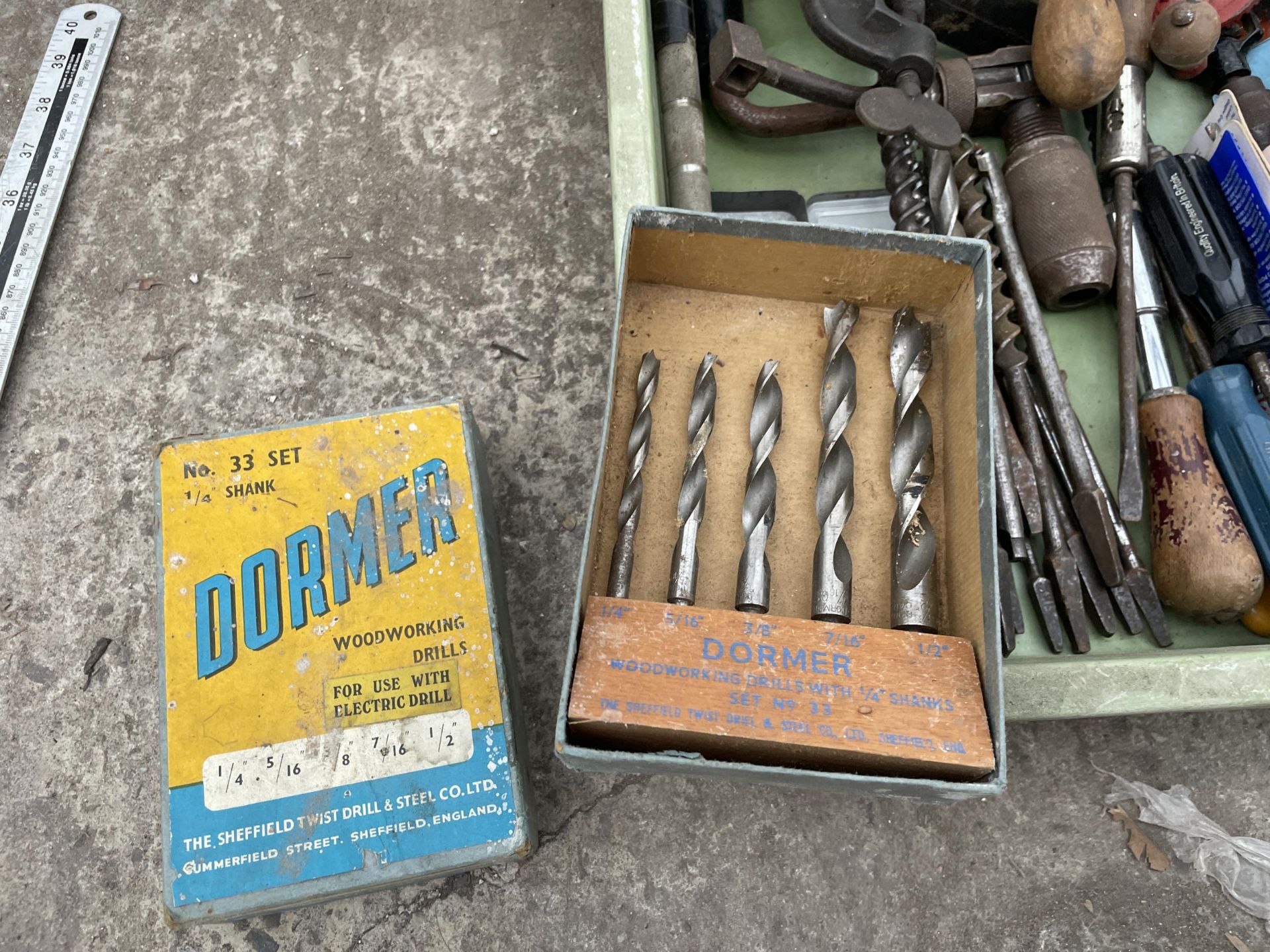 A LARGE ASSORTMENT OF VINTAGE HAND TOOLS TO INCLUDE BRACE DRILLS AND JIGS ETC - Bild 6 aus 6