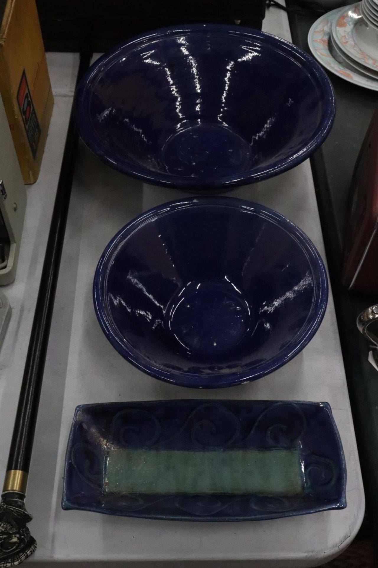 THREE ITEMS OF EARTHENWARE TO INCLUDE TWO BOWLS AND A SERVING DISH - Bild 3 aus 10