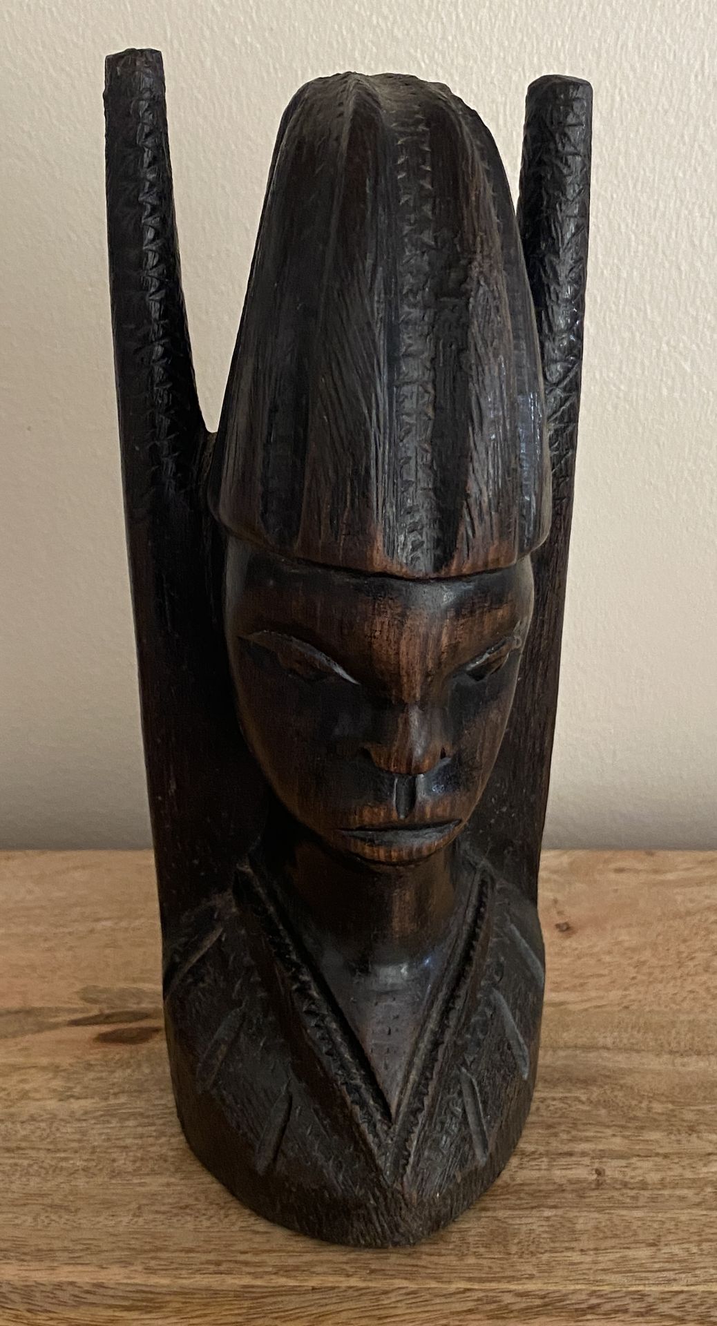 A VINTAGE 20TH CENTURY AFRICAN TRIBAL CAVRED WOODEN FACE STATUE, HEIGHT 22 CM - Bild 2 aus 5