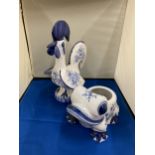 A LARGE BLUE AND WHITE ROOSTER ORNAMENT, HEIGHT 28CM AND A FROG UTENSIL POT