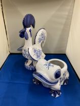 A LARGE BLUE AND WHITE ROOSTER ORNAMENT, HEIGHT 28CM AND A FROG UTENSIL POT