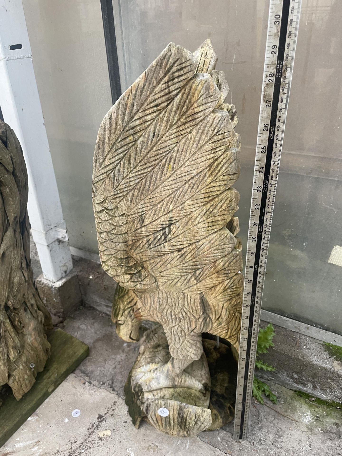 TWO DECORATIVE WOODEN GARDEN FEATURES TO INCLUDE A DRIFT WOOD HORSE AND A CARVED EAGLE - Bild 3 aus 5