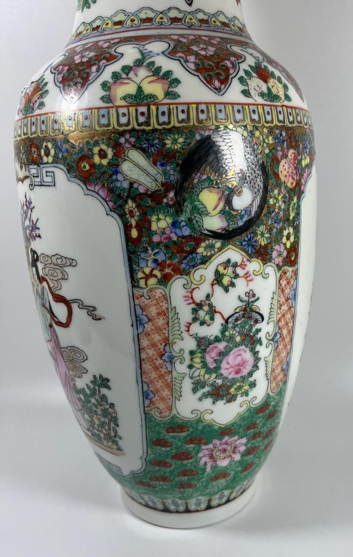 A LARGE CHINESE CANTON FAMILLE ROSE DESIGN VASE, HEIGHT 38CM - Image 3 of 5