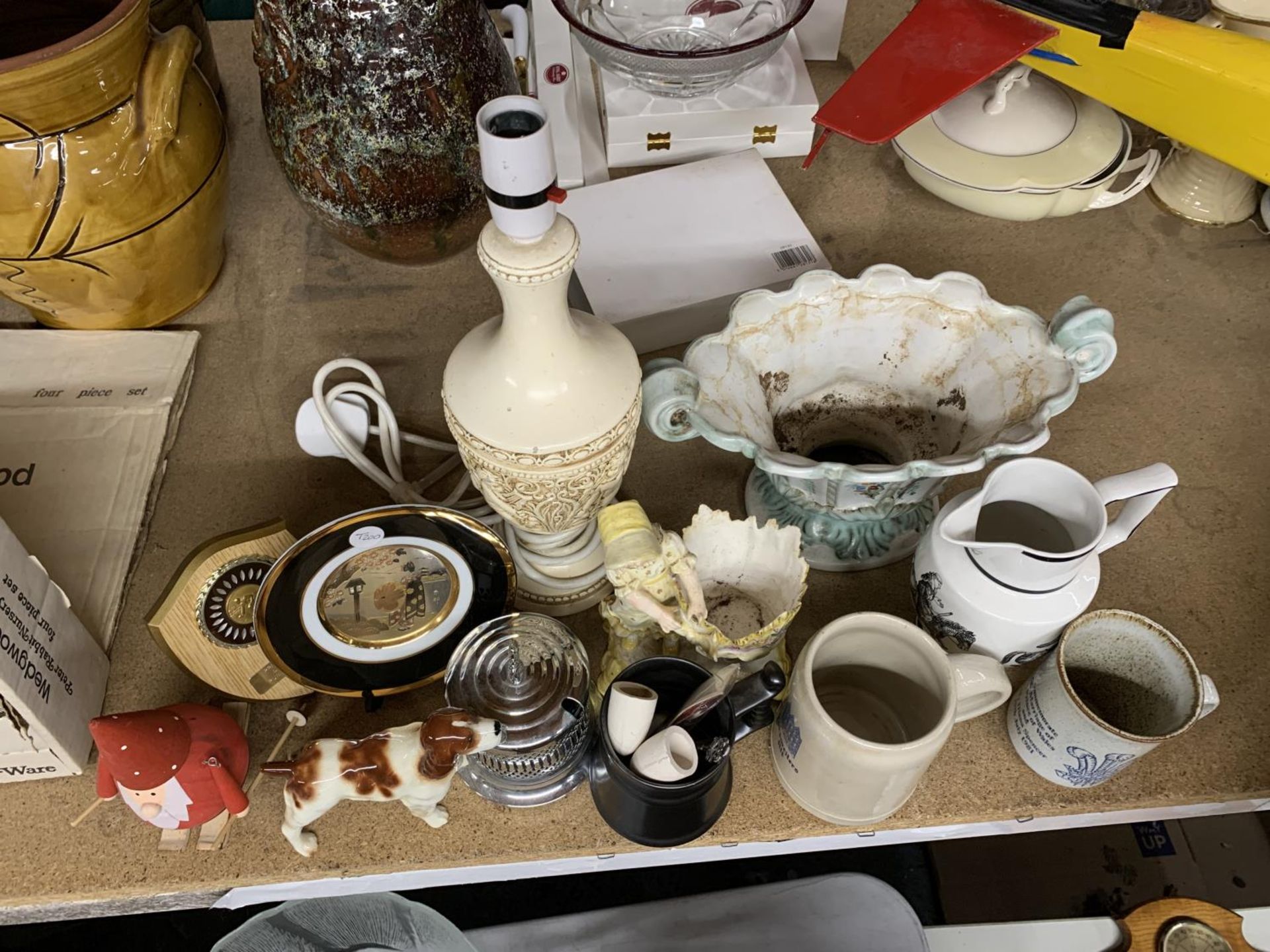 A MIXED LOT OF CERAMIC ITEMS TOO INCLUDE A SYLVAC SPANIEL, FIGURINE, TABLE LAMP, PLANTERS, ETC - Image 2 of 3