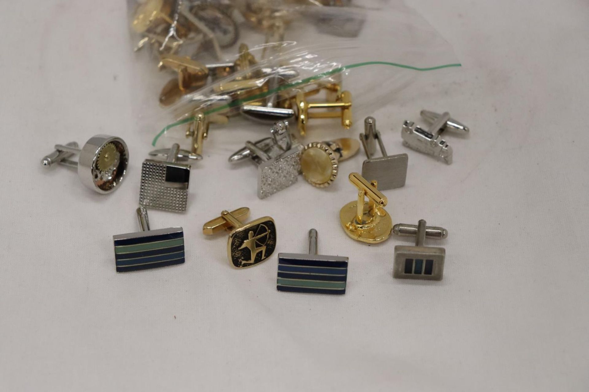 A QUANTITY OF ASSORTED CUFFLINKS - Image 5 of 5