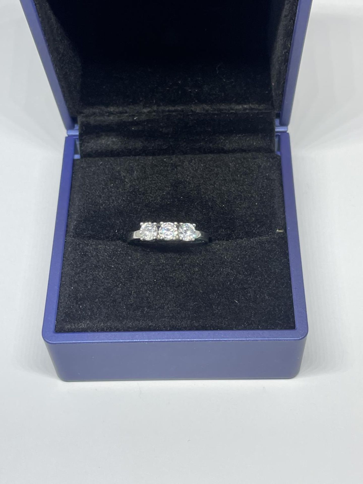 A LADIES SILVER DRESS RING, BOXED - Image 2 of 3