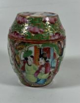 A 19TH CENTURY CHINESE CANTON FAMILLE ROSE MINIATURE LIDDED POT, LID A/F, HEIGHT 7.5 CM