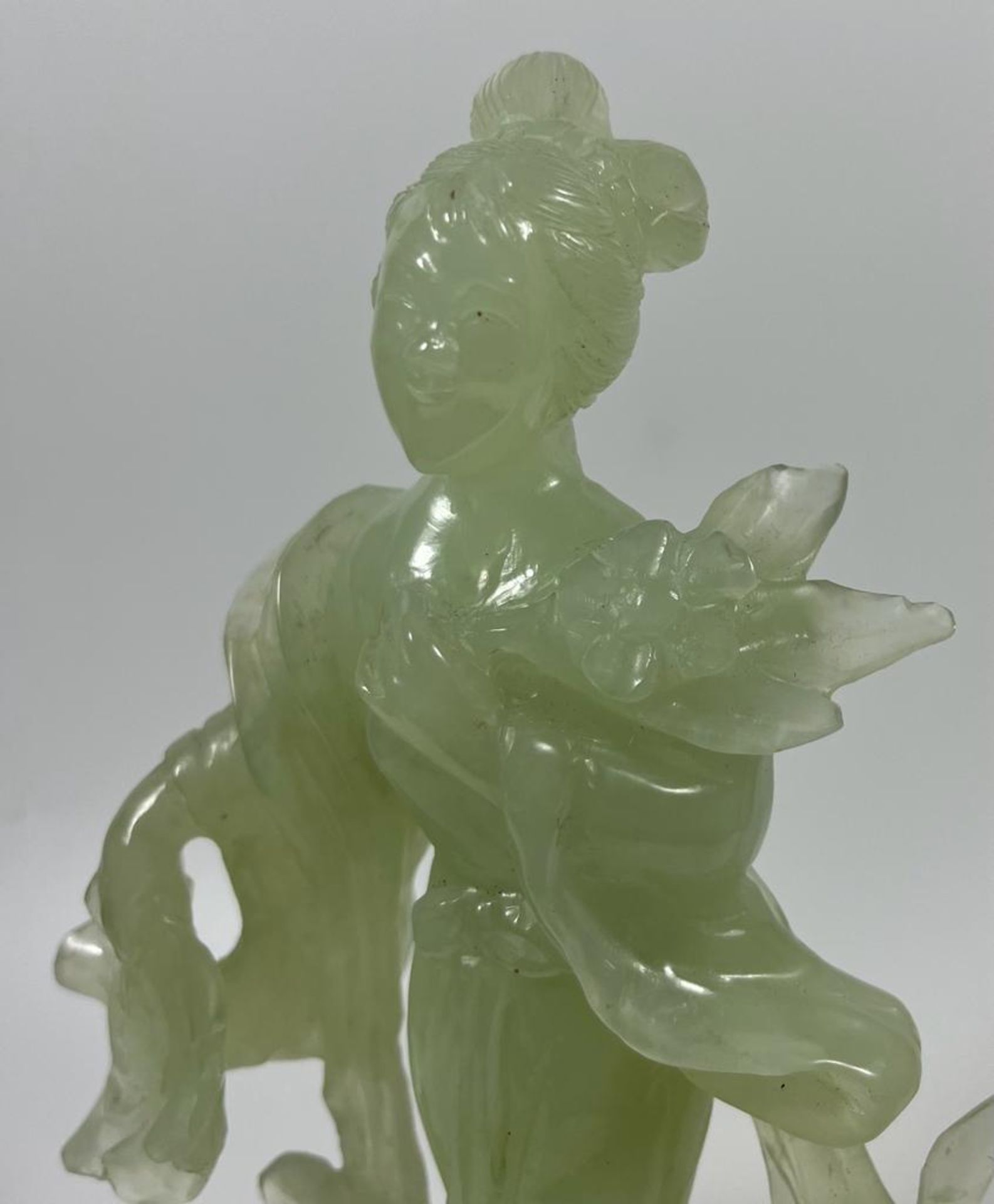 A VINTAGE JADEITE JADE TYPE FIGURE ON A WOODEN DISPLAY BASE, HEIGHT 23 CM - Bild 2 aus 9