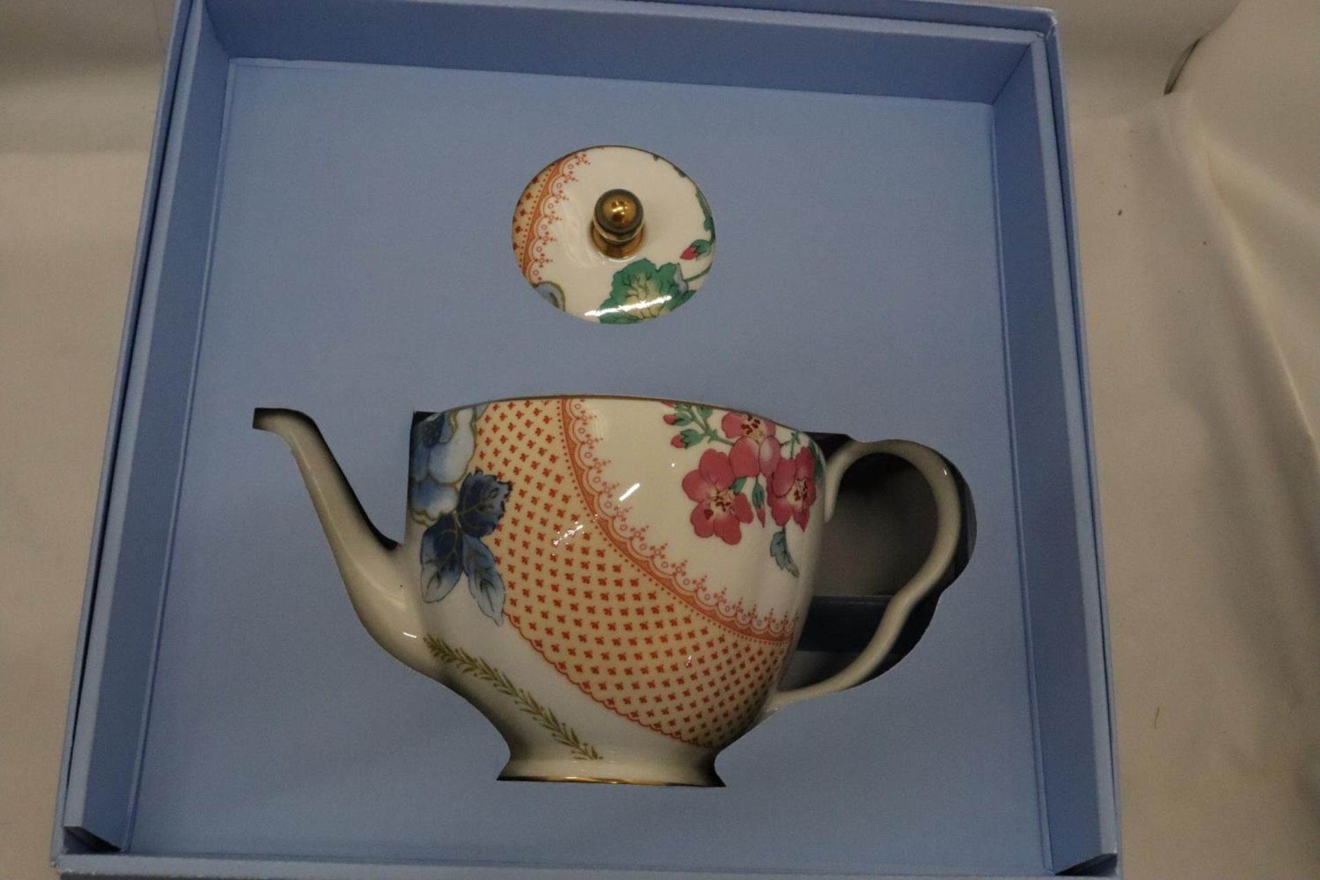 A BOXED WEDGWOOD TEAPOT BUTTERFLY BLOOM - Bild 3 aus 4