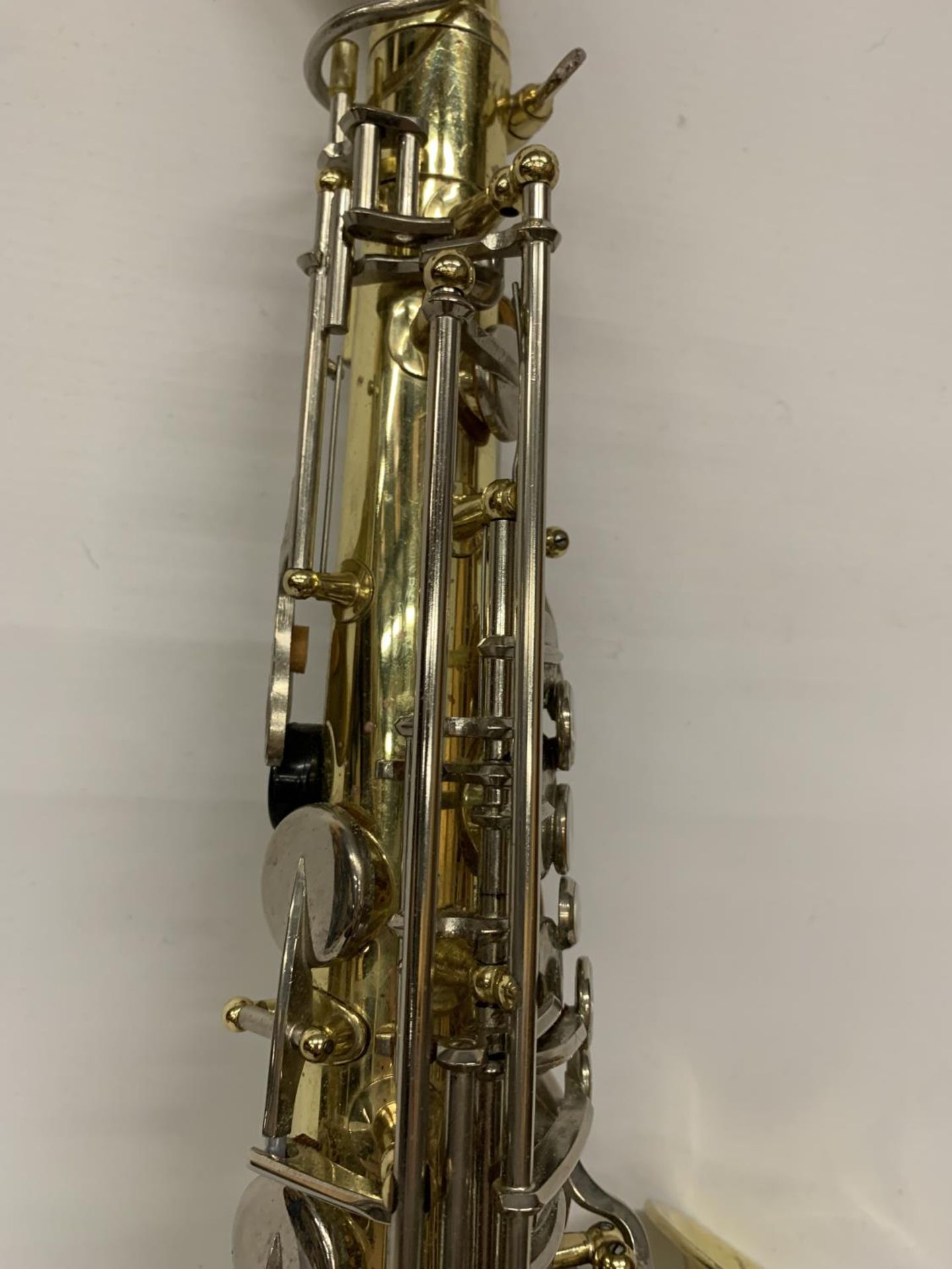 A YAMAHA SAXOPHONE WITH CASE AND A TEACHING BOOK - Image 10 of 24