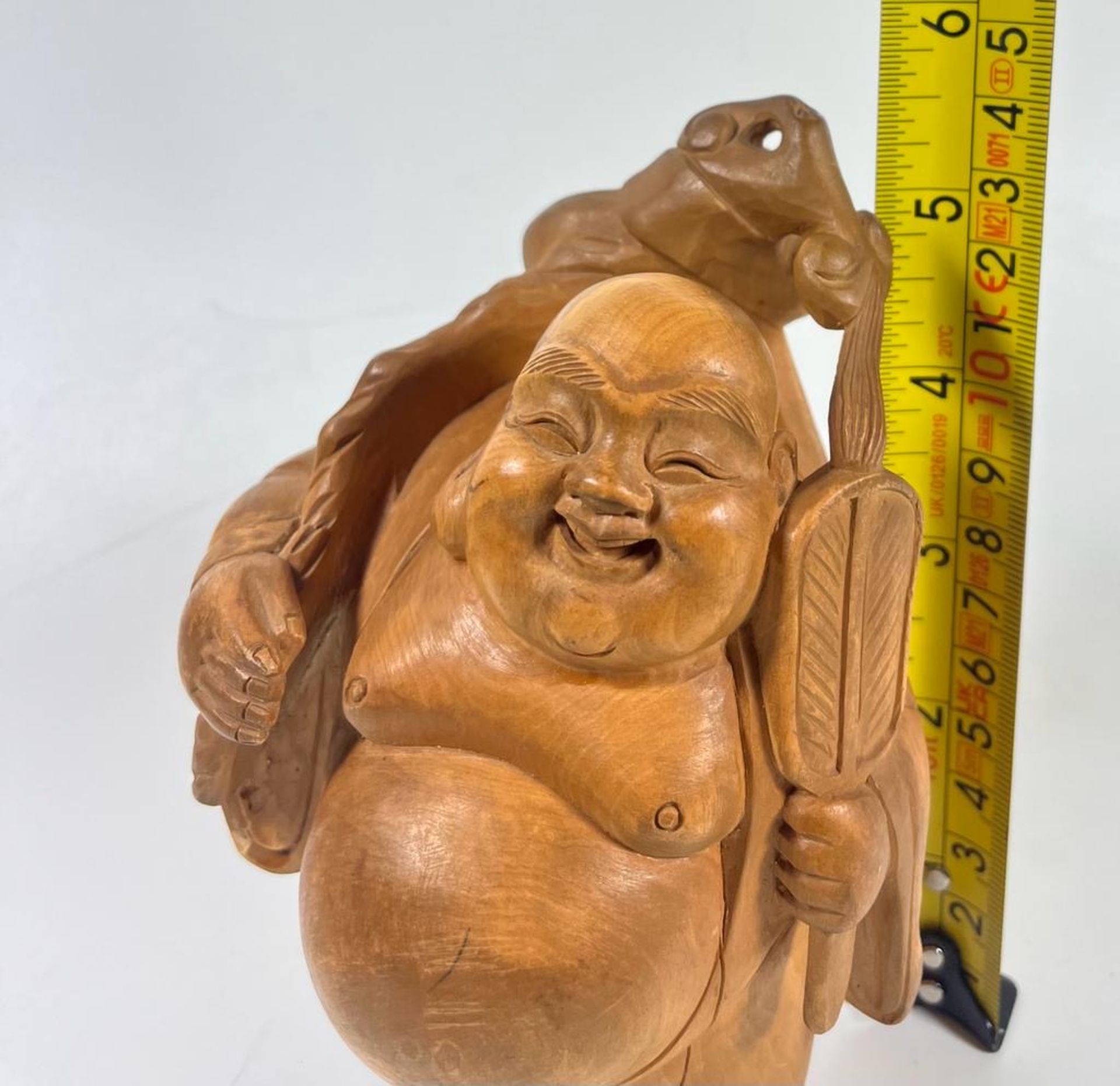 A VINTAGE CARVED WOODEN MODEL OF A BUDDHA, HEIGHT 14 CM - Image 4 of 4