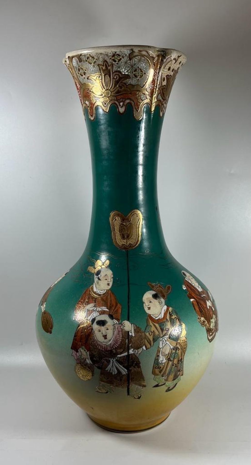 A HUGE PAIR OF JAPANESE MEIJI PERIOD (1868-1912) SATSUMA VASES WITH FIGURES DESIGN, HEIGHT 49CM - Image 6 of 8
