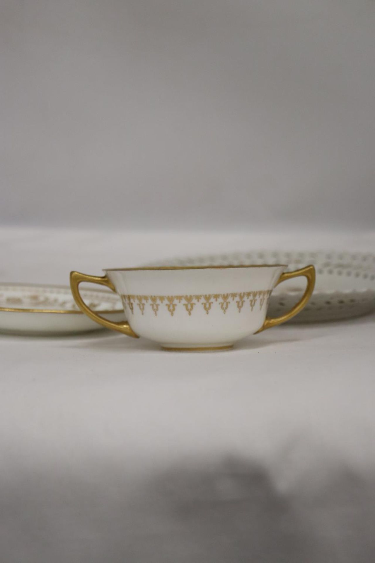 AN ANTIQUE ROYAL DOULTON GILT BOUILLION CUP AND SAUCER, PATTERN NO. HN4522 TOGETHER WITH AN EDWARD - Bild 4 aus 5
