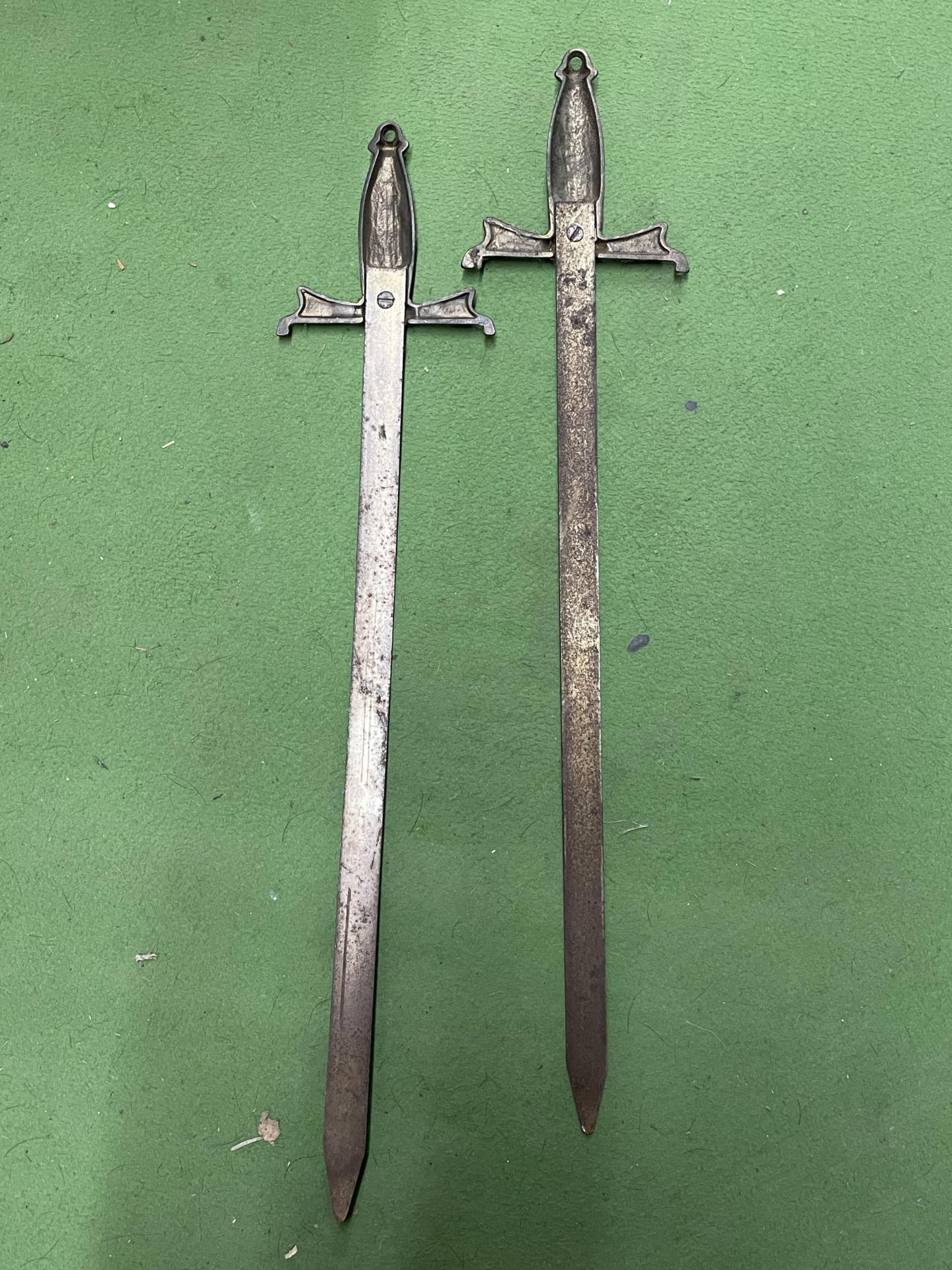 A PAIR OF VINTAGE SWORDS - Image 4 of 4