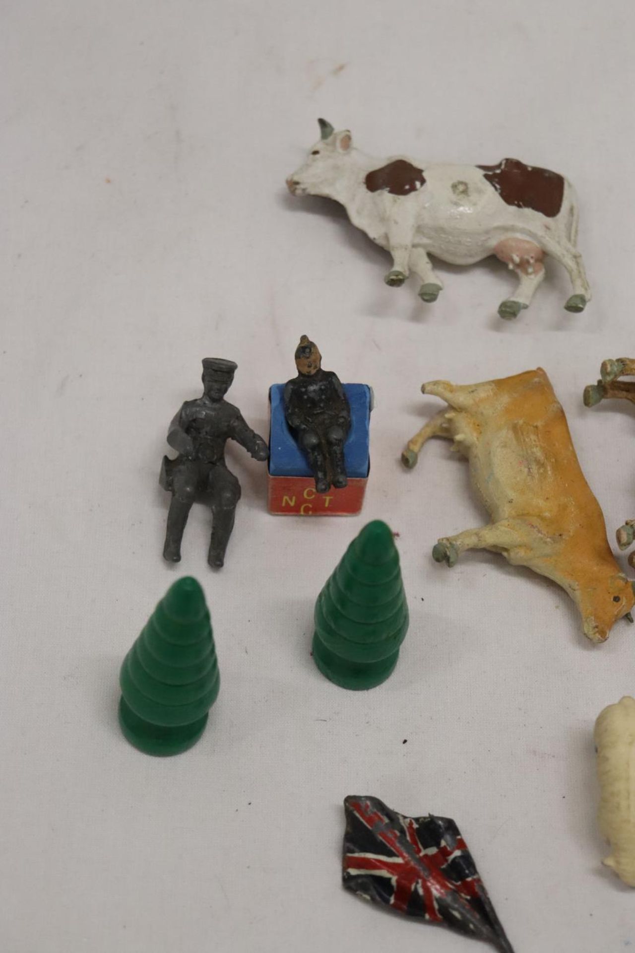 A SMALL QUANTITY OF FARM ANIMALS, ETC TO INCLUDE BRITAINS - Image 2 of 5