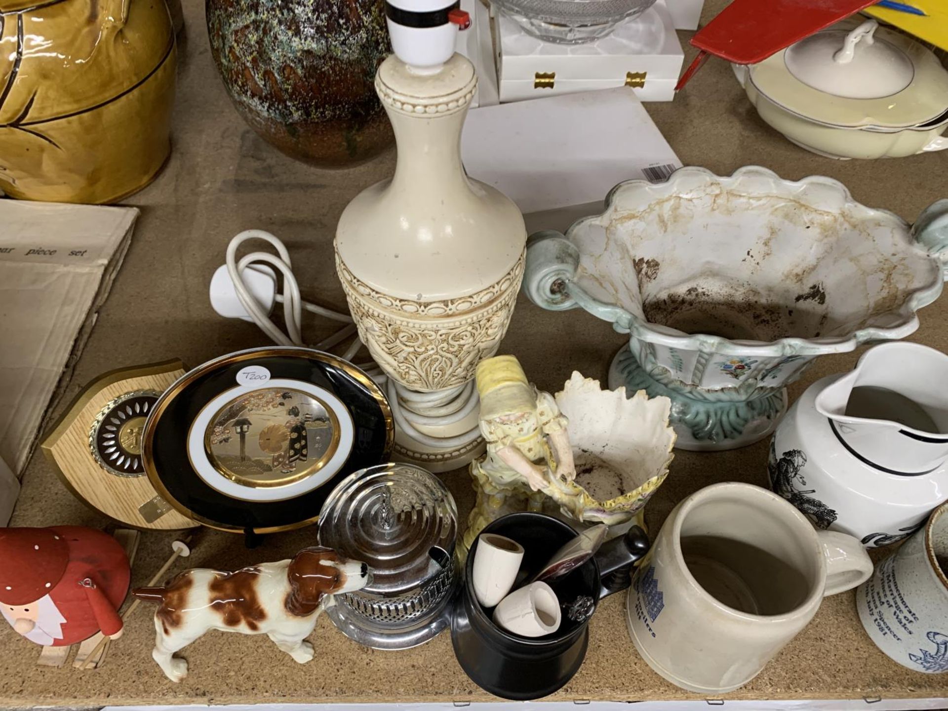 A MIXED LOT OF CERAMIC ITEMS TOO INCLUDE A SYLVAC SPANIEL, FIGURINE, TABLE LAMP, PLANTERS, ETC - Image 3 of 3