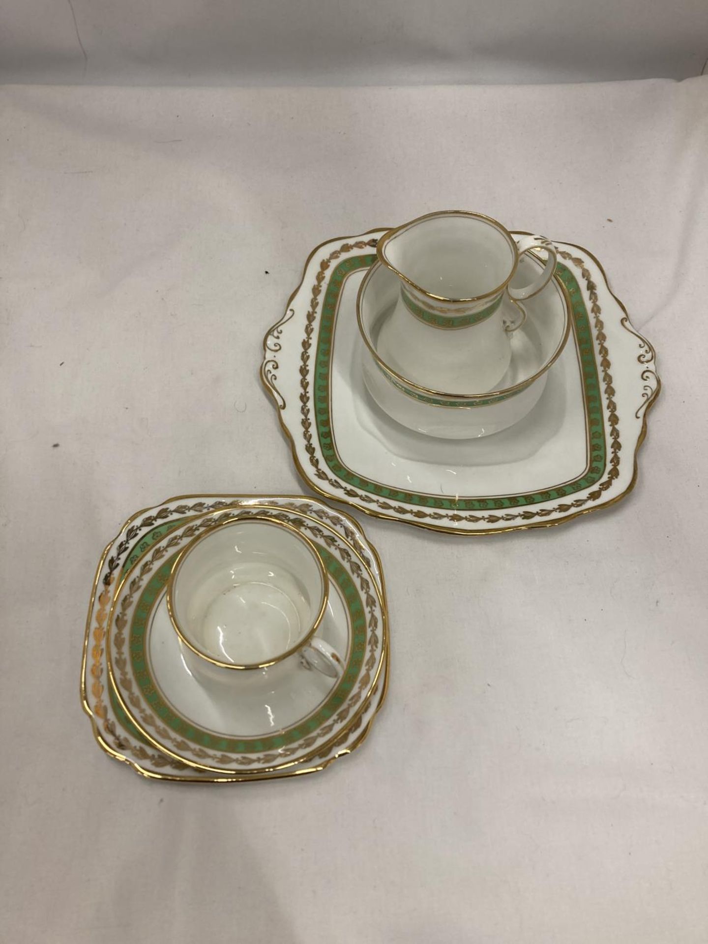 A VINTAGE ROYAL ALBERT PART CHINA TEASET TO INCLUDE CAKE PLATES, A SUGAR BOWL, CREAM JUGS, CUPS, - Image 4 of 4