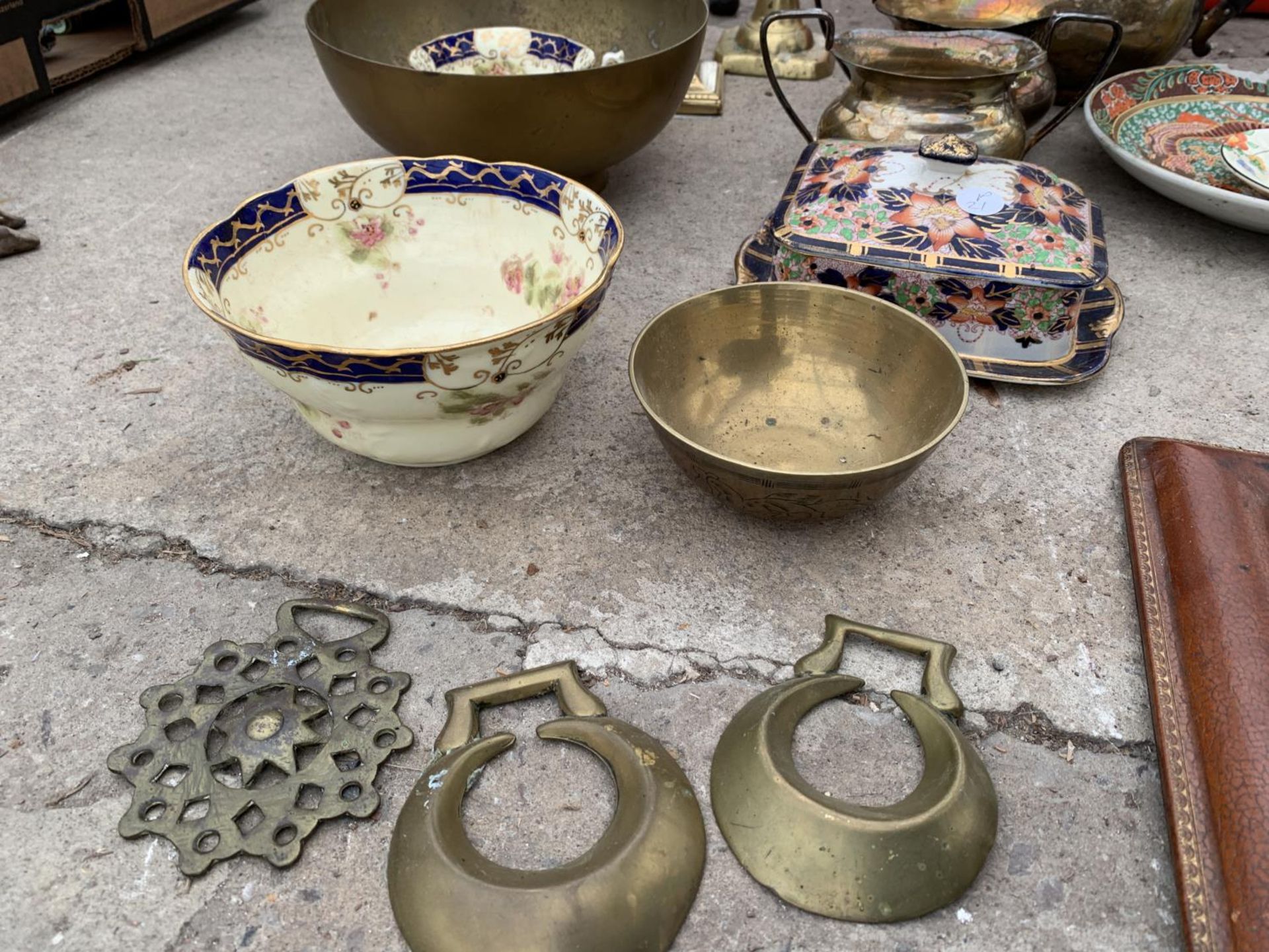 A COLLECTION OF BRASS, SILVER PLATE AND CERAMIC ITEMS TO INCLUDE CANDLESTICKS, ETC - Image 2 of 3