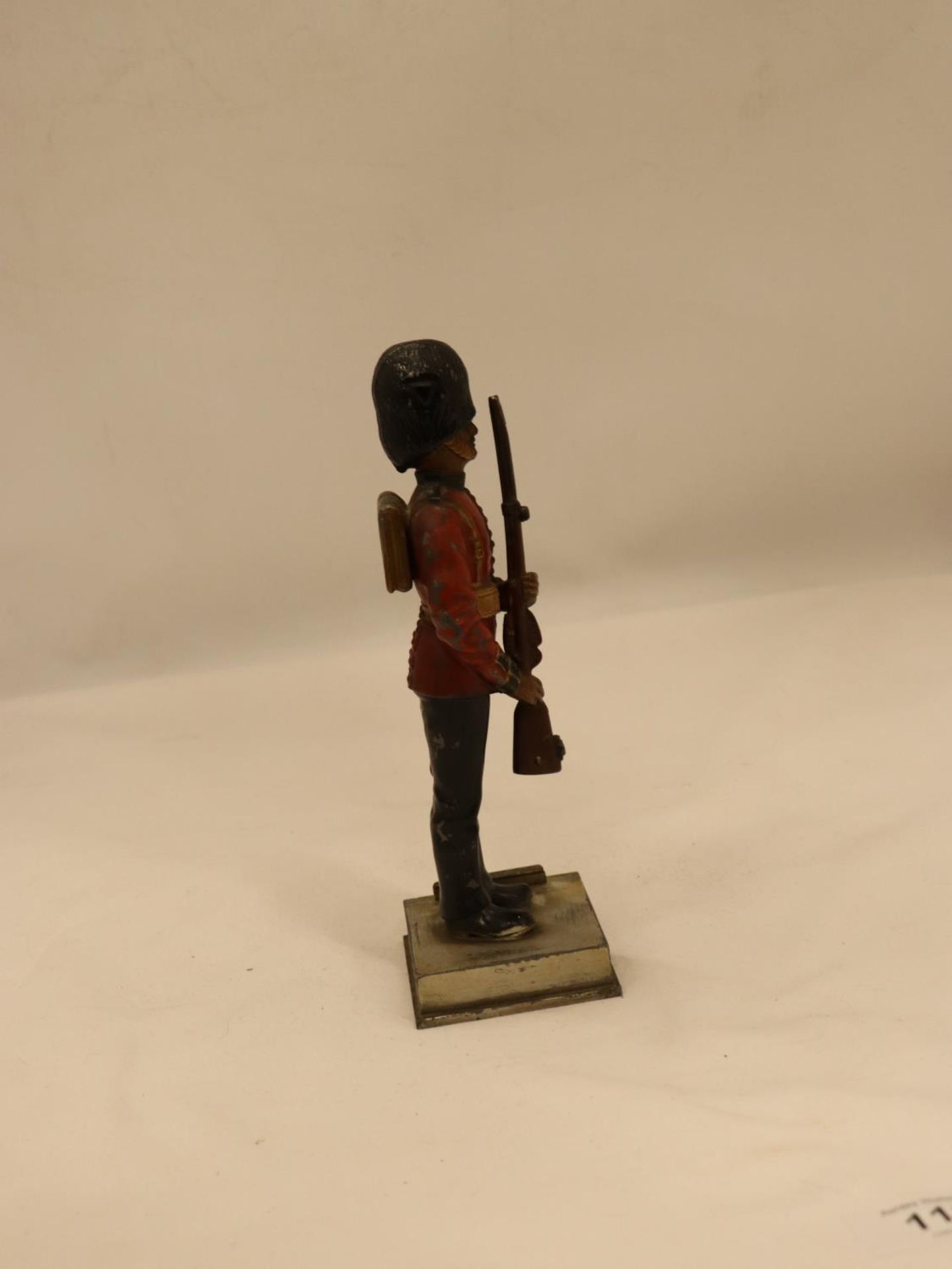 A VINTAGE PAINTED BRONZE OF A GRENADIER GUARD, HEIGHT 20CM - Image 2 of 4