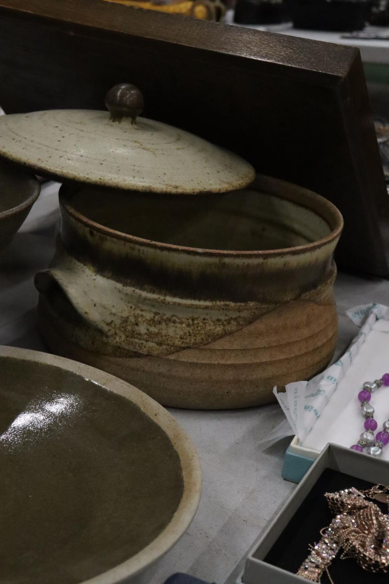 A QUANTITY OF EARTHENWARE TO INCLUDE A COOKING POT, BOWLS, PLATE, ETC., - Image 5 of 6