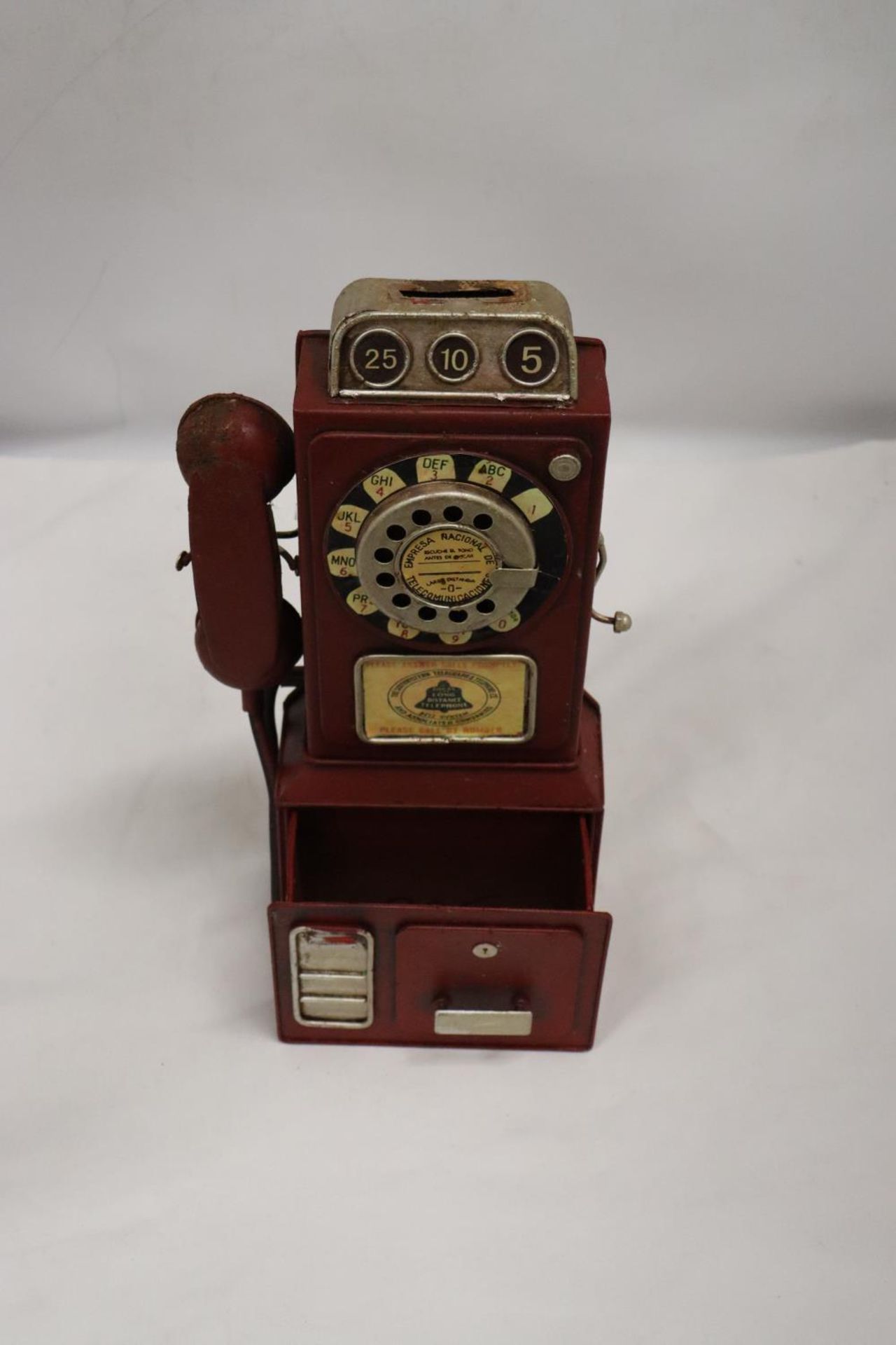 AN UNUSUAL USA VINTAGE TIN PLATE PHONE MONEY BOX, HEIGHT 33CM - Bild 2 aus 5