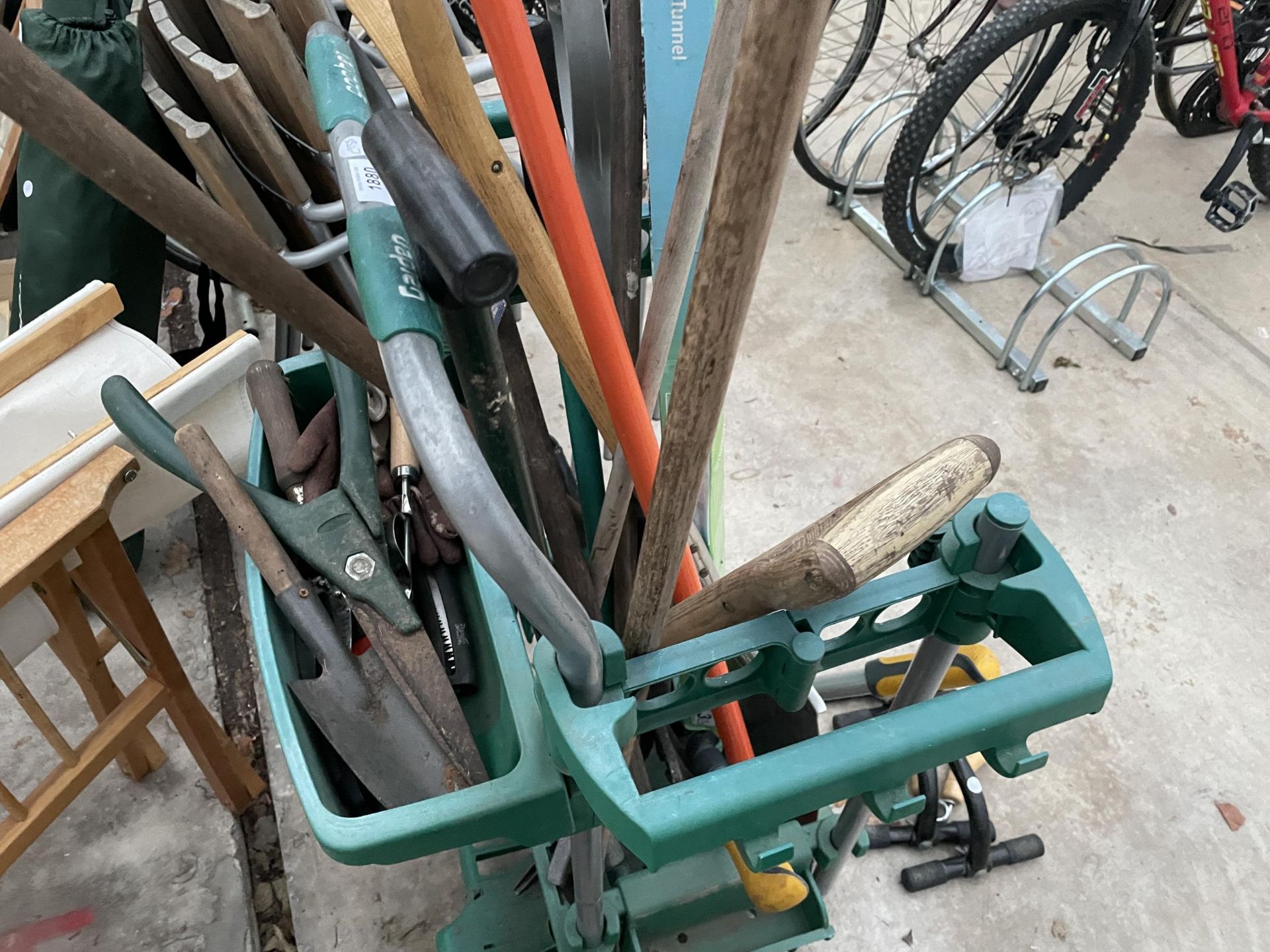 AN ASSORTMENT OF GARDEN HAND TOOLS AND STORAGE UNIT - Image 3 of 4