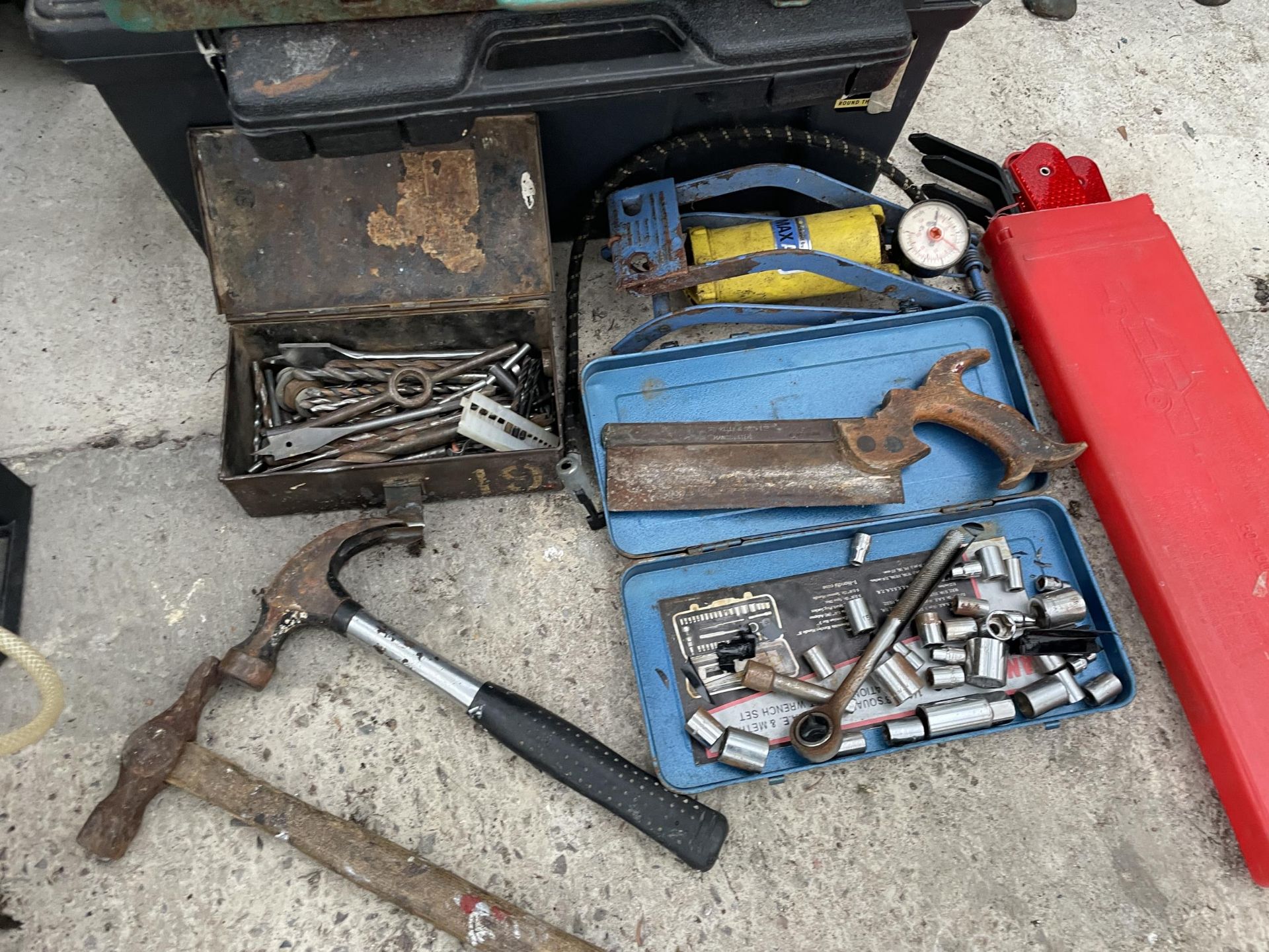 A LARGE ASSORTMENT OF TOOLS TO INCLUDE SOCKET SET, HAMMERS AND TROWELS ETC - Image 2 of 5