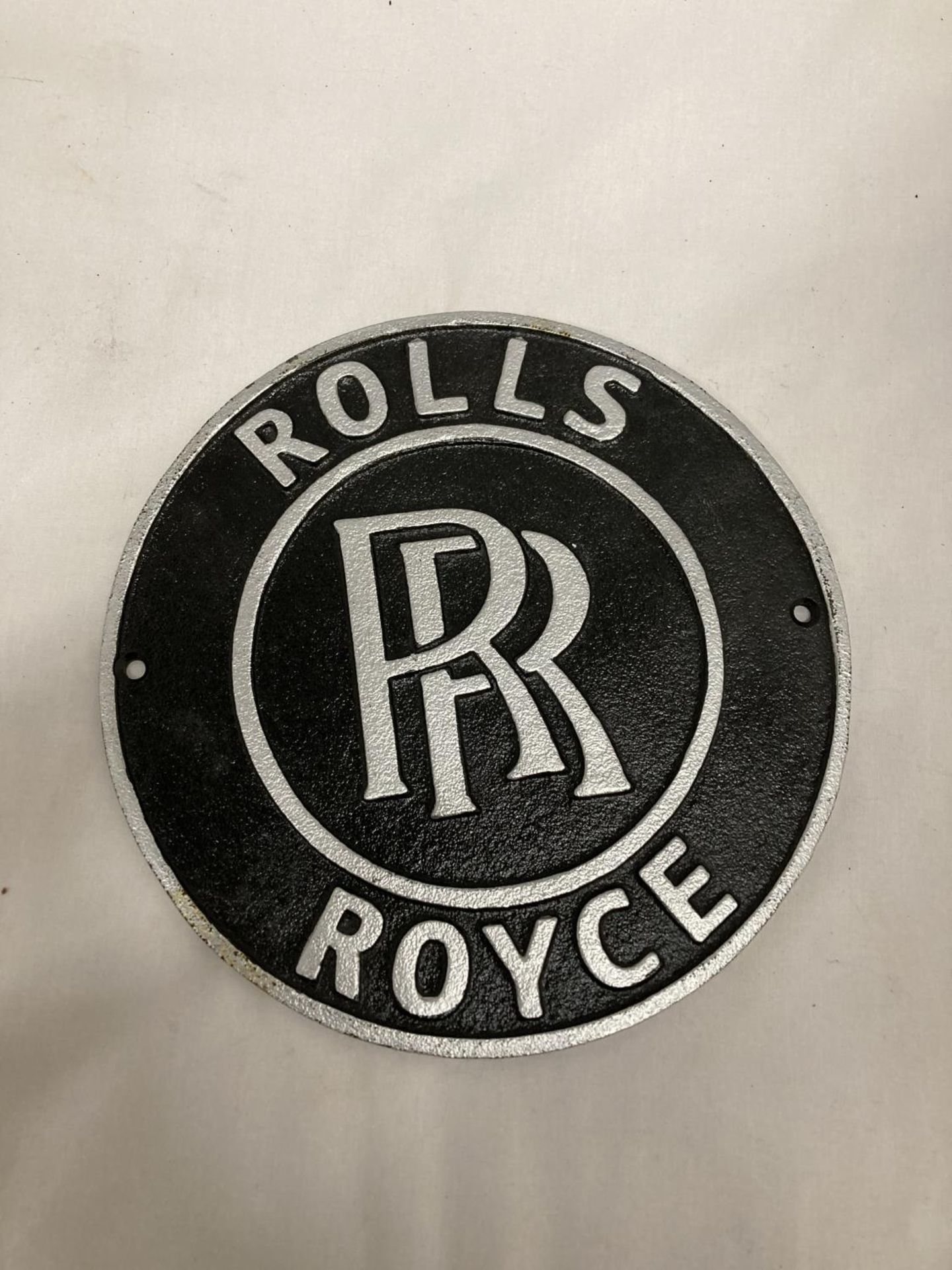 A CAST BLACK AND SILVER ROLLS ROYCE SIGN, DIAMETER 24CM - Image 2 of 3