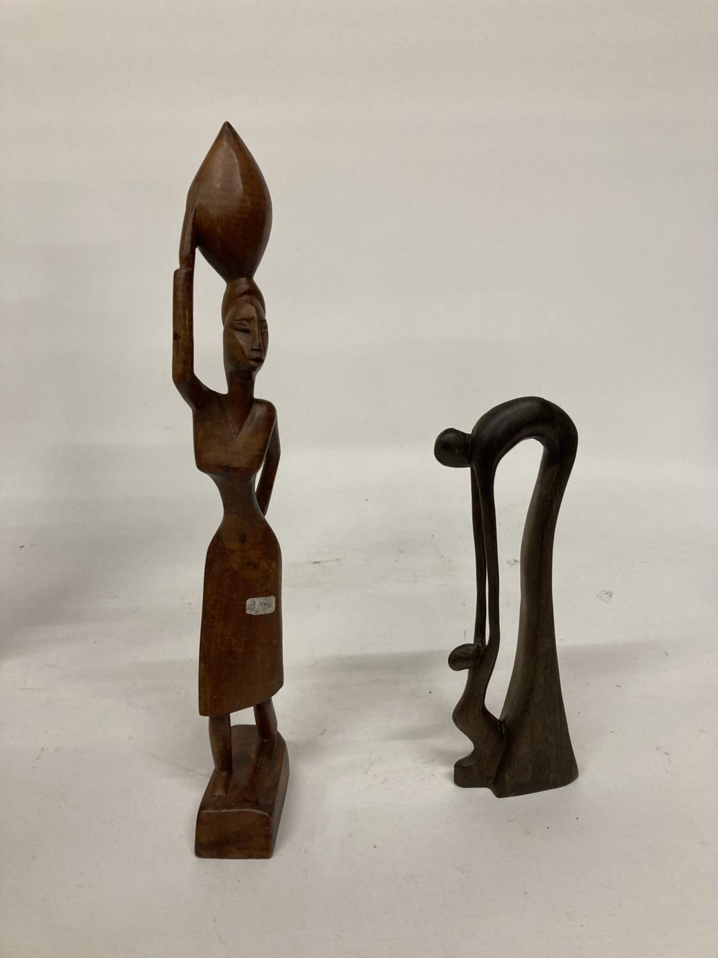 TWO LARGE TRIBAL STYLE FIGURES PLUS TWO SMALLER ONES - Bild 2 aus 5