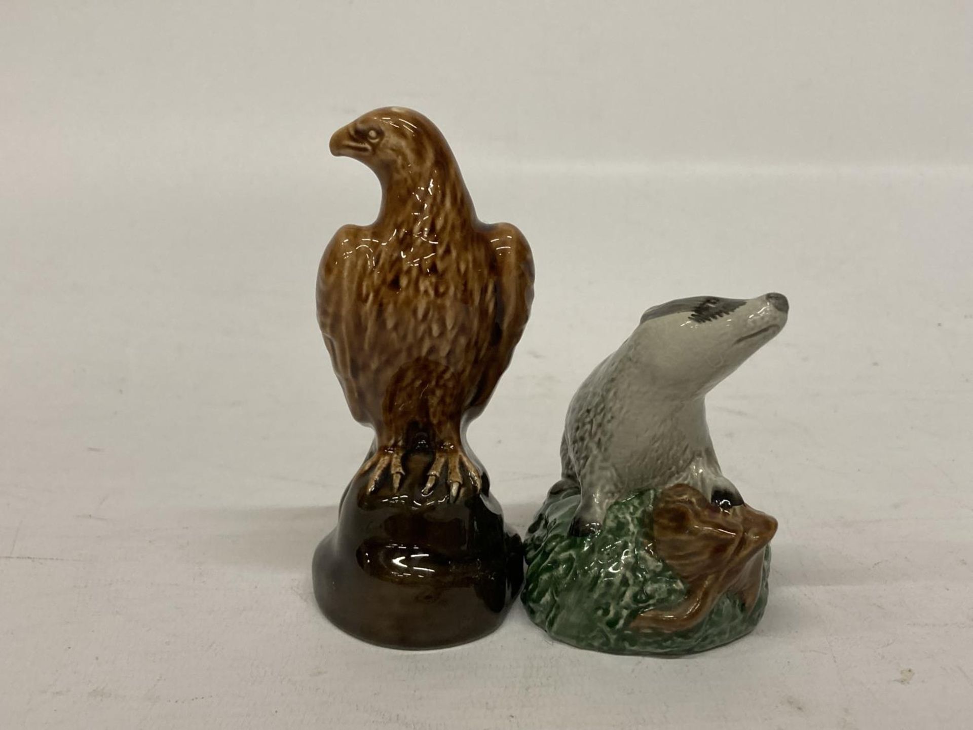 A BESWICK BENEAGLES MINIATURE SCOTCH WHISKEY EAGLE TOGETHER WITH A BADGER - Image 2 of 4