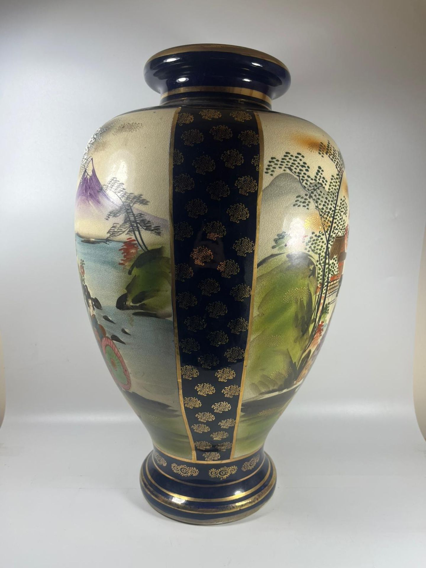 A HUGE ANTIQUE JAPANESE SATSUMA BALUSTER FORM VASE WITH HAND PAINTED FIGURAL SCENES WITH GILT BANDED - Bild 3 aus 9