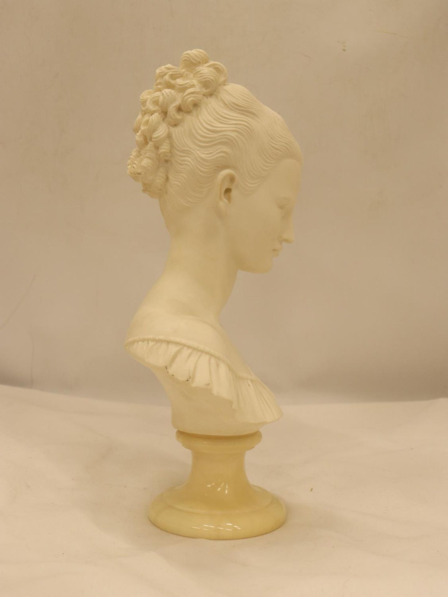 A BUST OF A LADY ON A MARBLE PLINTH, HEIGHT 33CM - Image 4 of 5