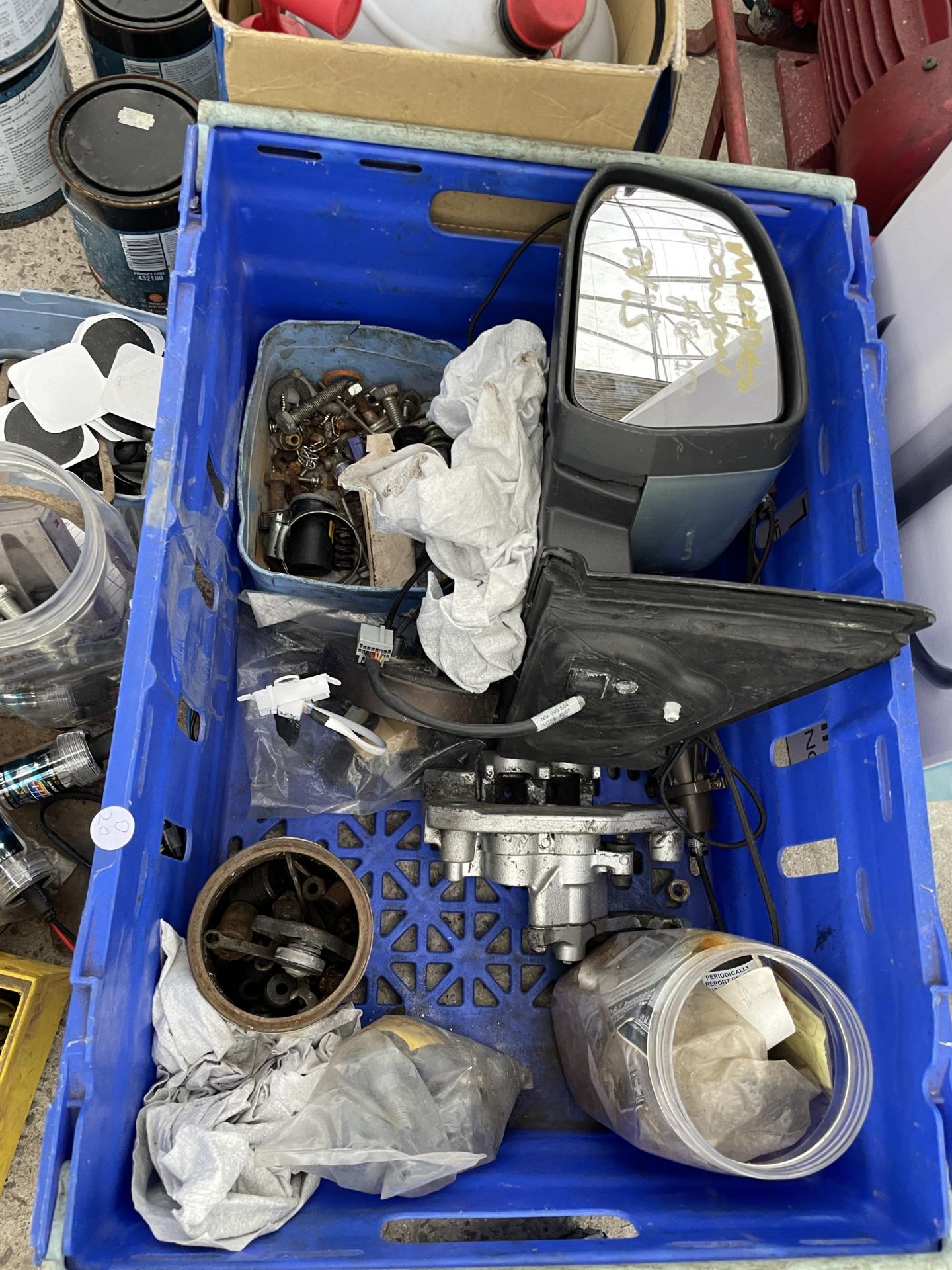 AN ASSORTMENT OF ITEMS TO INCLUDE PAINT, TOOLS AND AUTO MOBILE SPARES ETC - Bild 5 aus 6