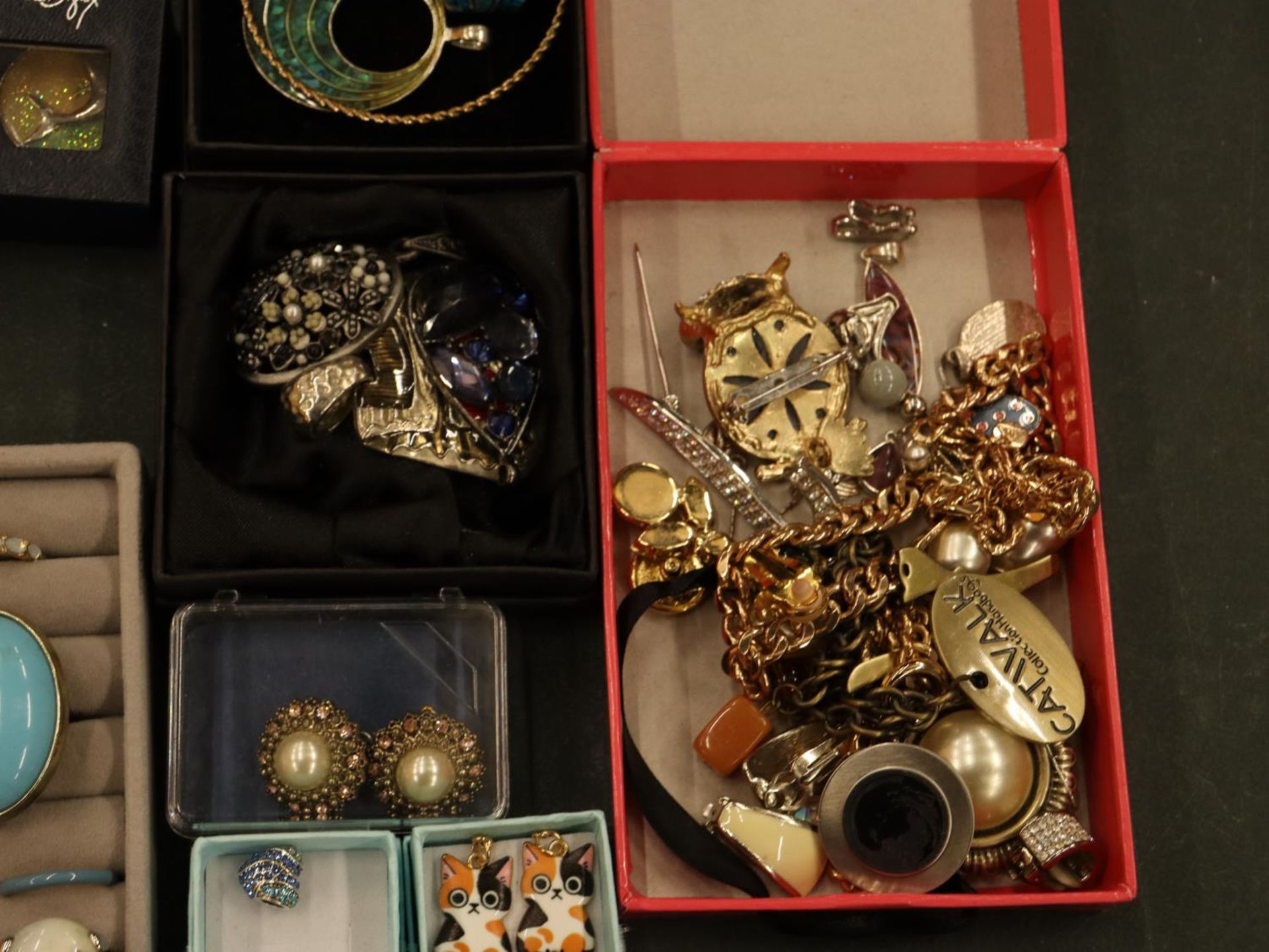 A LARGE QUANTITY OF COSTUME JEWELLERY, SOME BOXED TO INCLUDE EARRINGS, RINGS, NECKLACES, BROOCHES, - Image 7 of 10