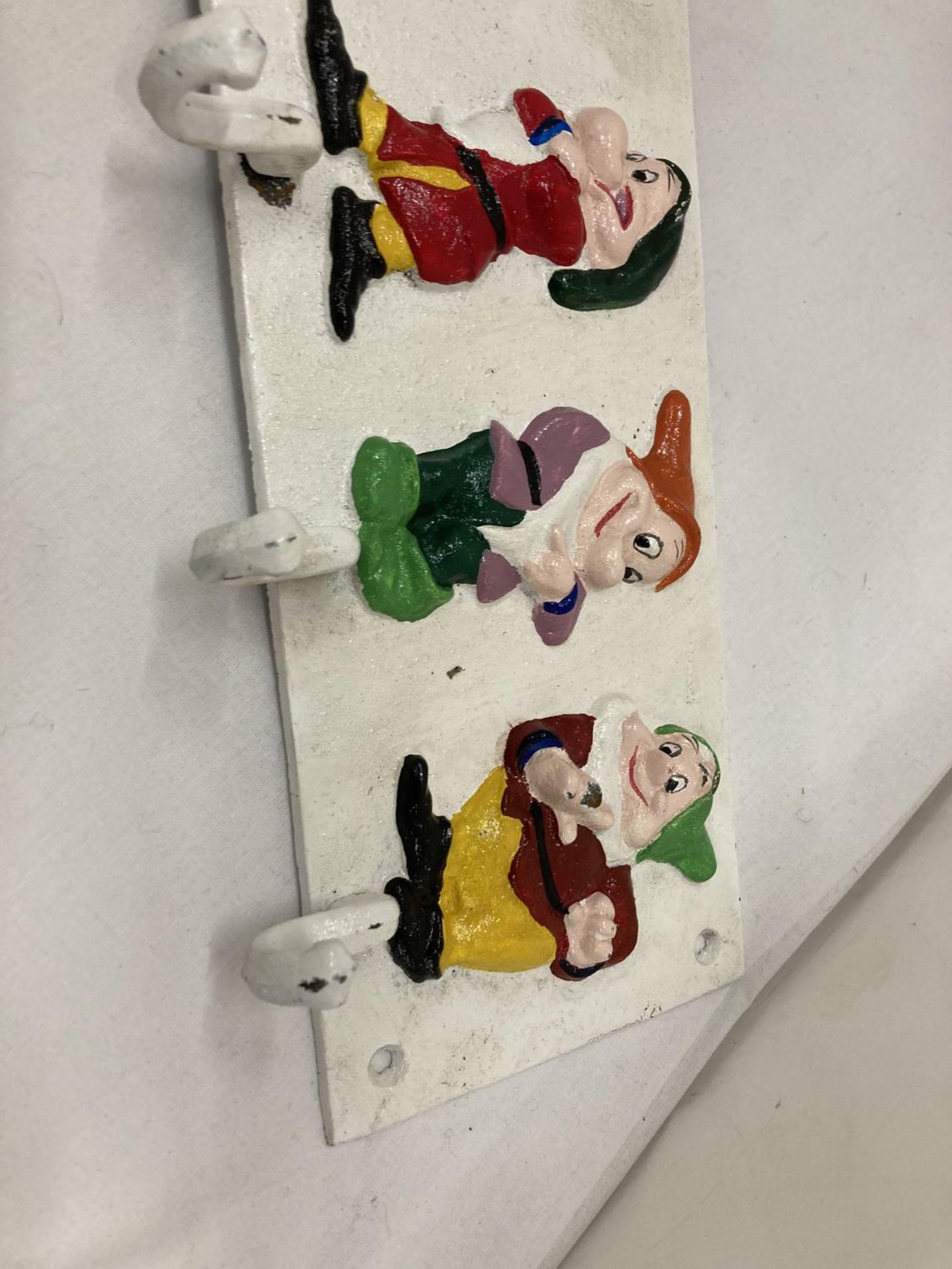 A HEAVY CAST HAND PAINTED 'SEVEN DWARFS' COAT RACK - Image 2 of 3